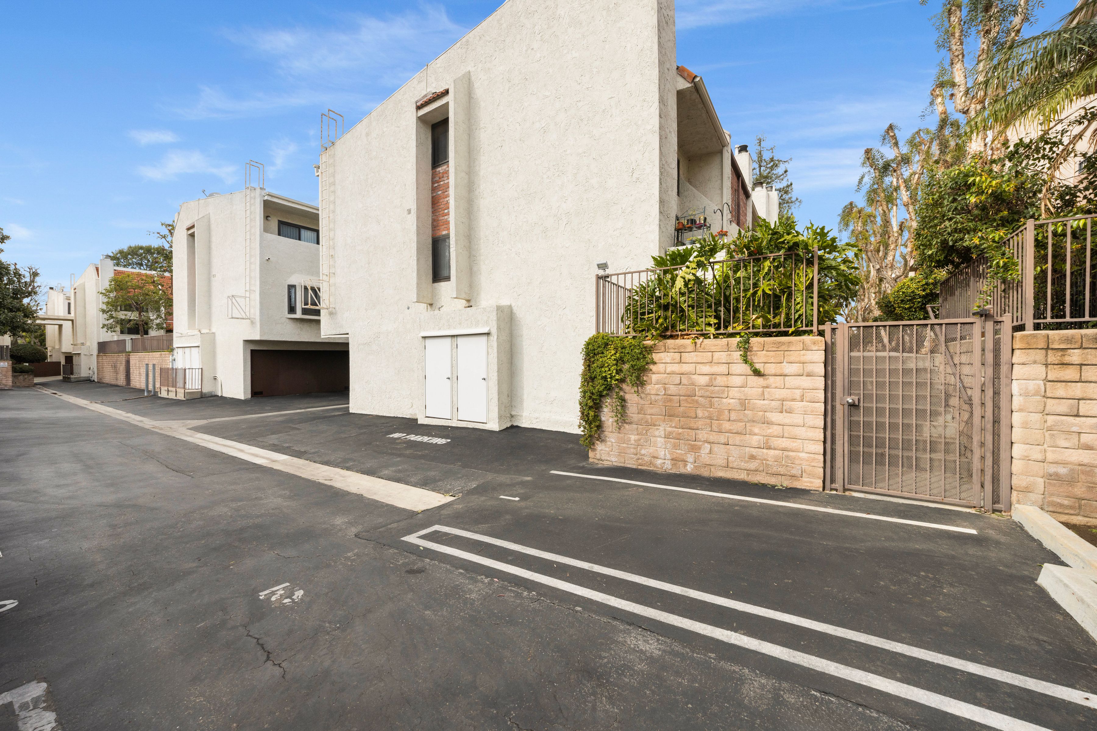  6540 Hayvenhurst Avenue #3 - 物件實景