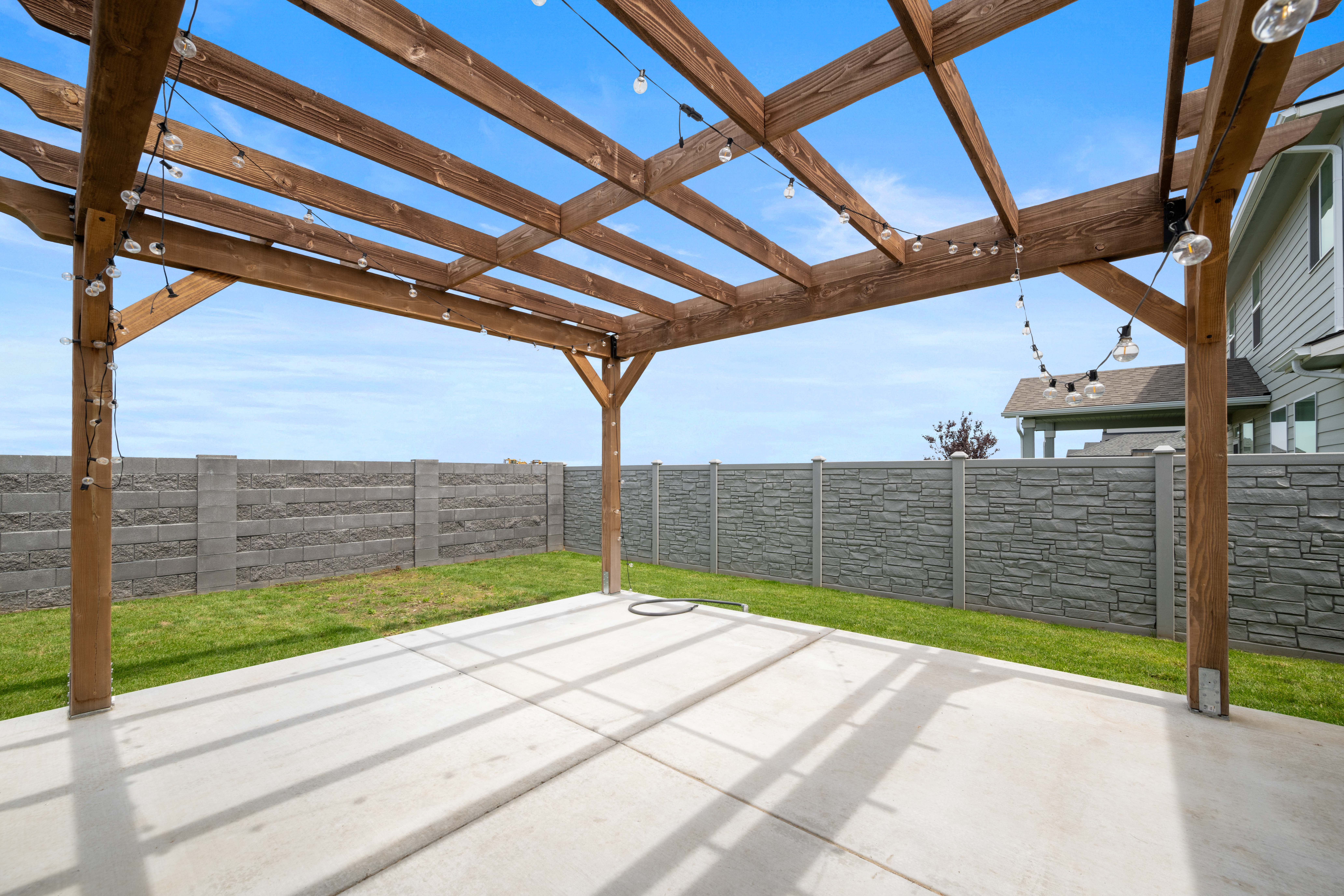  Like New, Fully Fenced, Corner Lot & 4-Car Garage - 物件實景