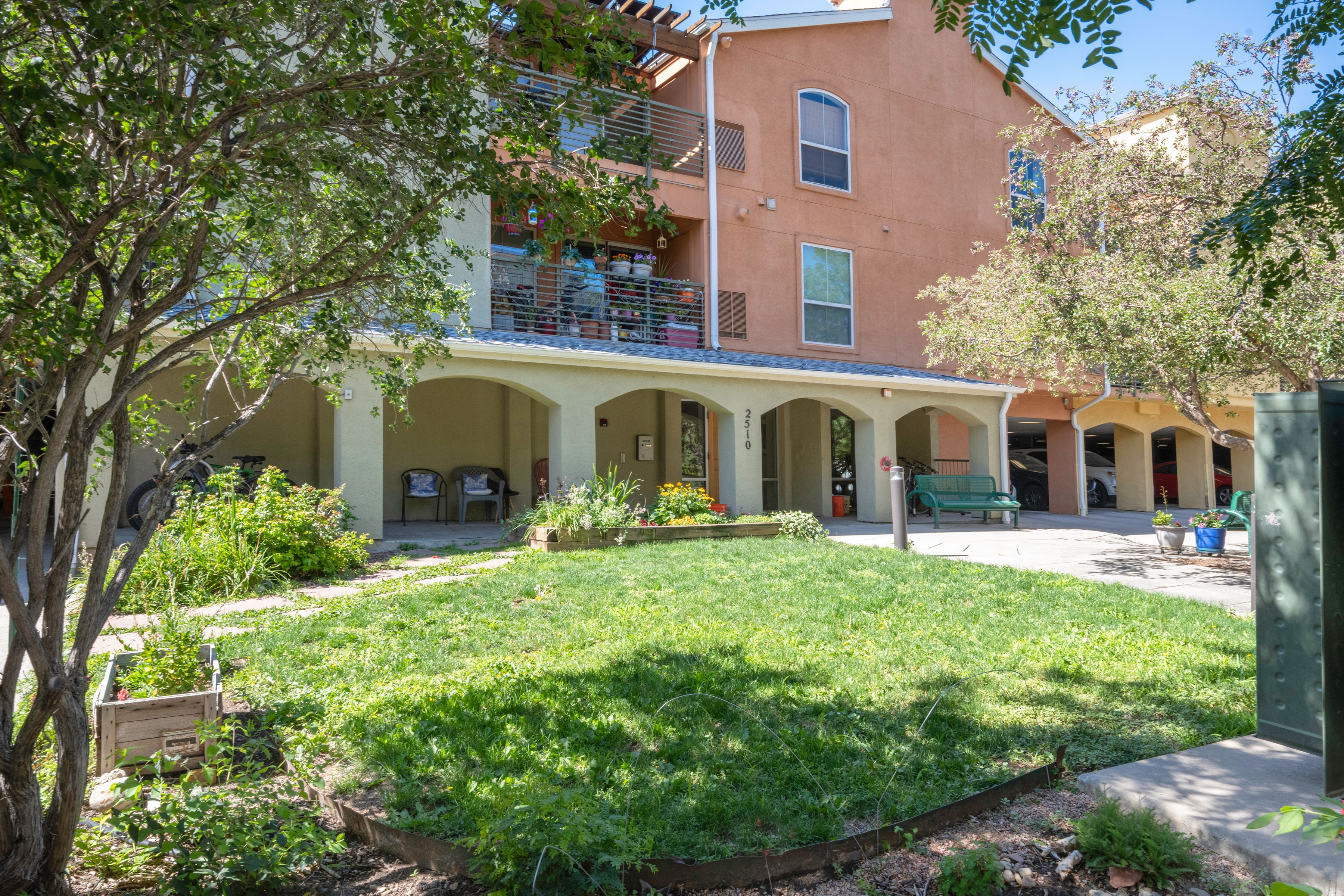  Sun-Drenched, Top-Floor End-Unit Condominium in the Heart of Central Boulder - 物件實景