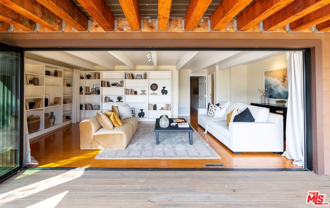 Topanga, California, 90290, United States, 4 Bedrooms Bedrooms, ,5 BathroomsBathrooms,Residential,For Sale,1796839