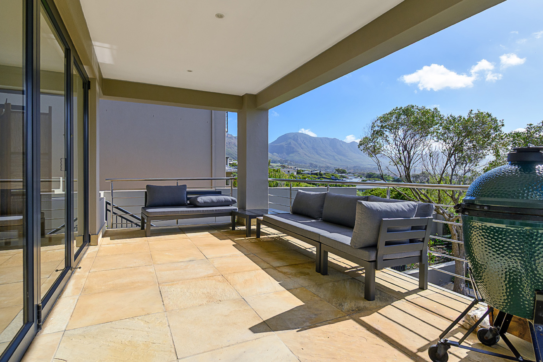  A Home That Lives With the Mountain, Not Just Beside It - 物件實景