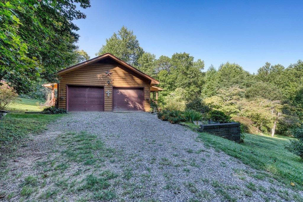 Blairsville, Georgia, 30512, United States, 2 Bedrooms Bedrooms, ,2 BathroomsBathrooms,Residential,For Sale,1932142