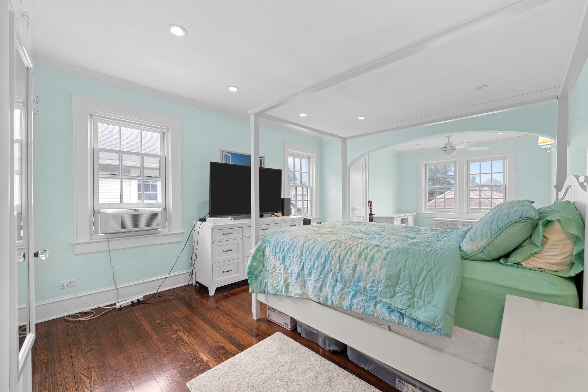 Rockville Centre, New York, 11570, United States, 4 Bedrooms Bedrooms, ,2 BathroomsBathrooms,Residential,For Sale,1928749
