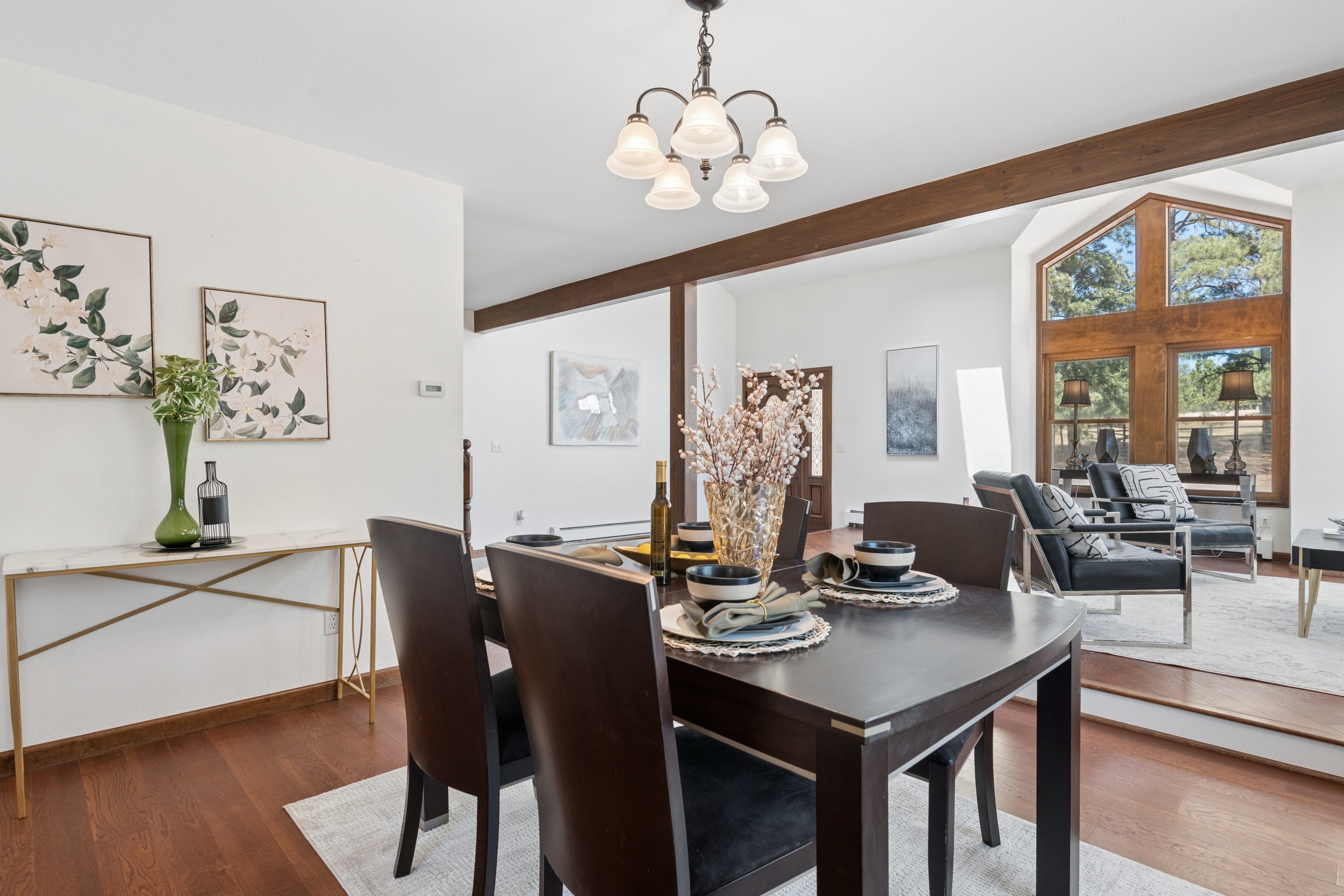  Set behind a gated entry on two and a half wooded acres - 物件實景