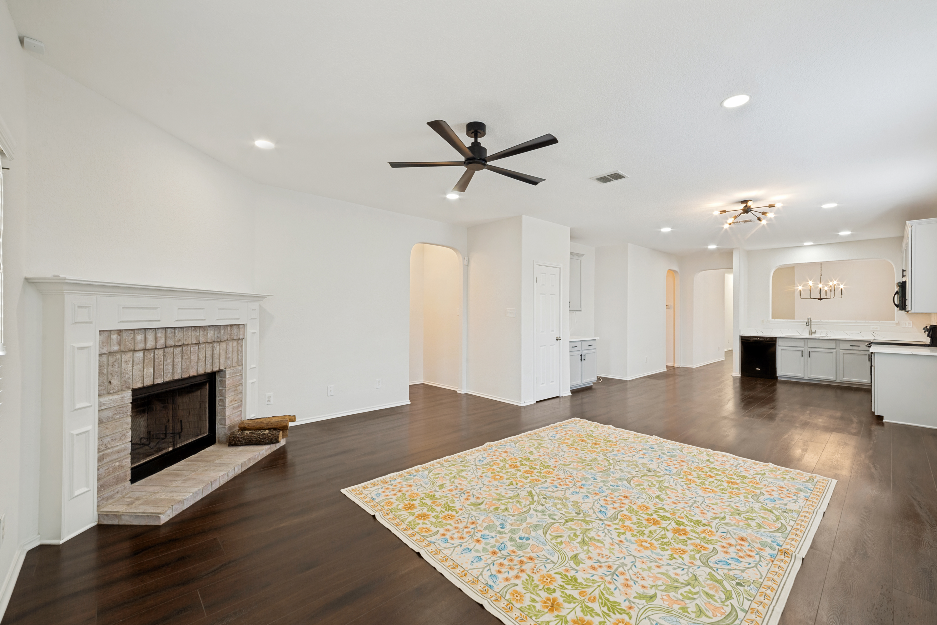  Charming Home with Fireplace and Patio - 物件實景
