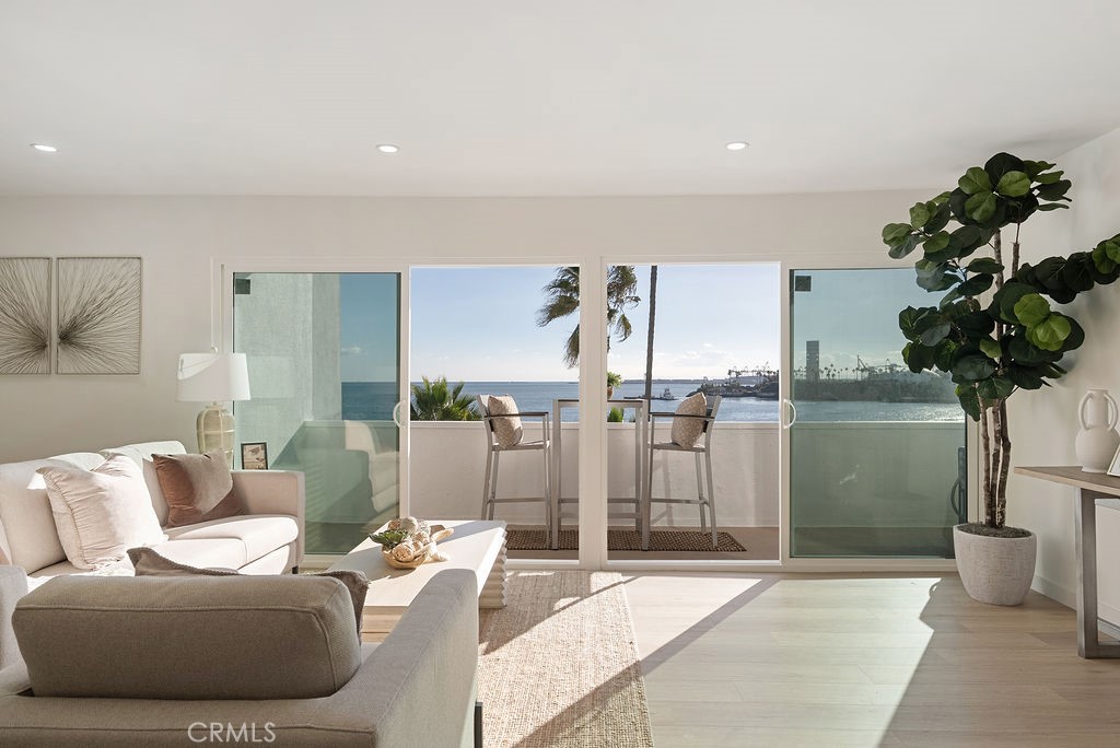 Long Beach, California, 90802, United States, 2 Bedrooms Bedrooms, ,2 BathroomsBathrooms,Residential,For Sale,1994707