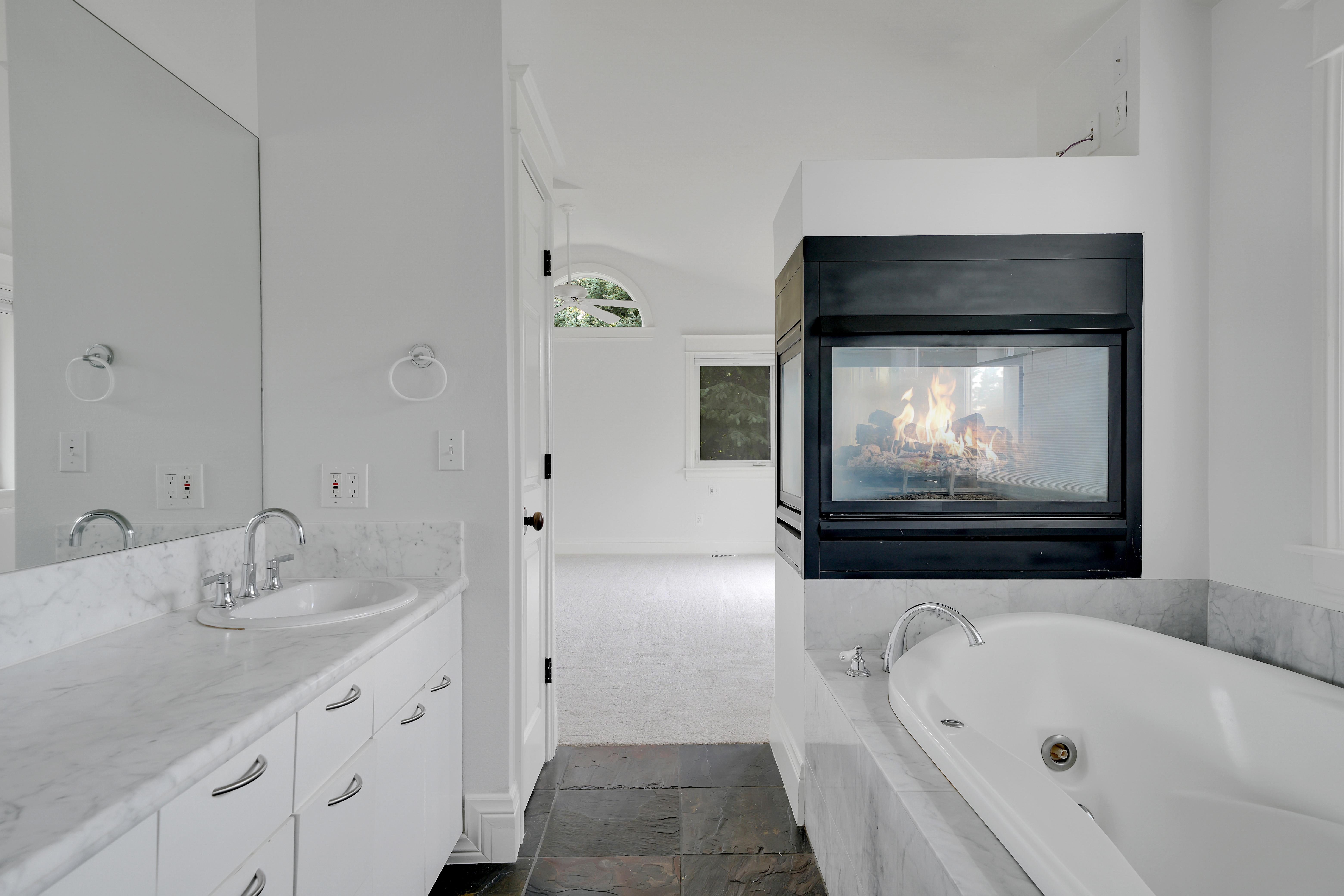  Custom Home with Vaulted Ceilings, Sauna and Wine Storage - 物件實景