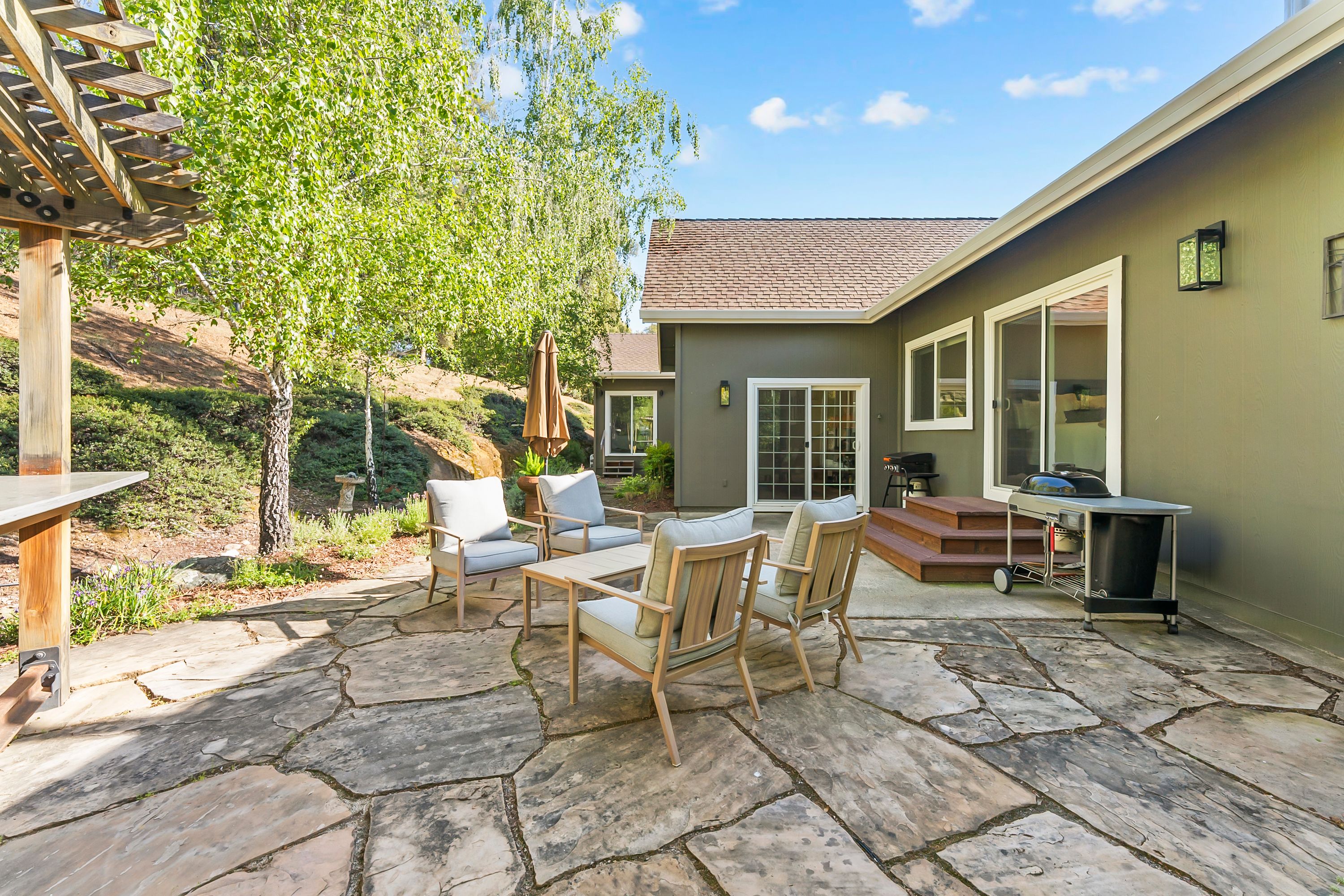  Thoughtfully Designed Living with Income Potential - 物件實景