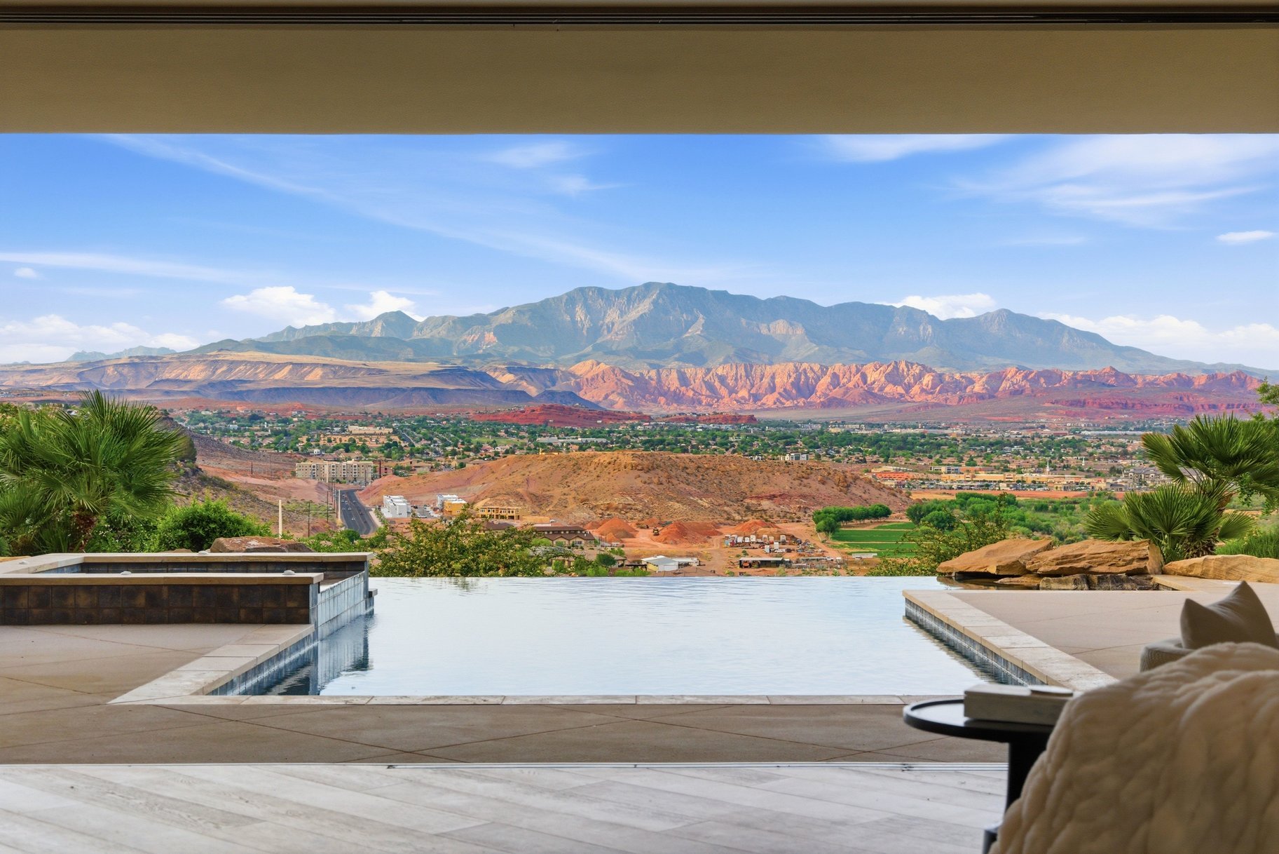  On The edge Of Stone Cliff With Sweeping Stunning City And Mountain Views - 物件實景