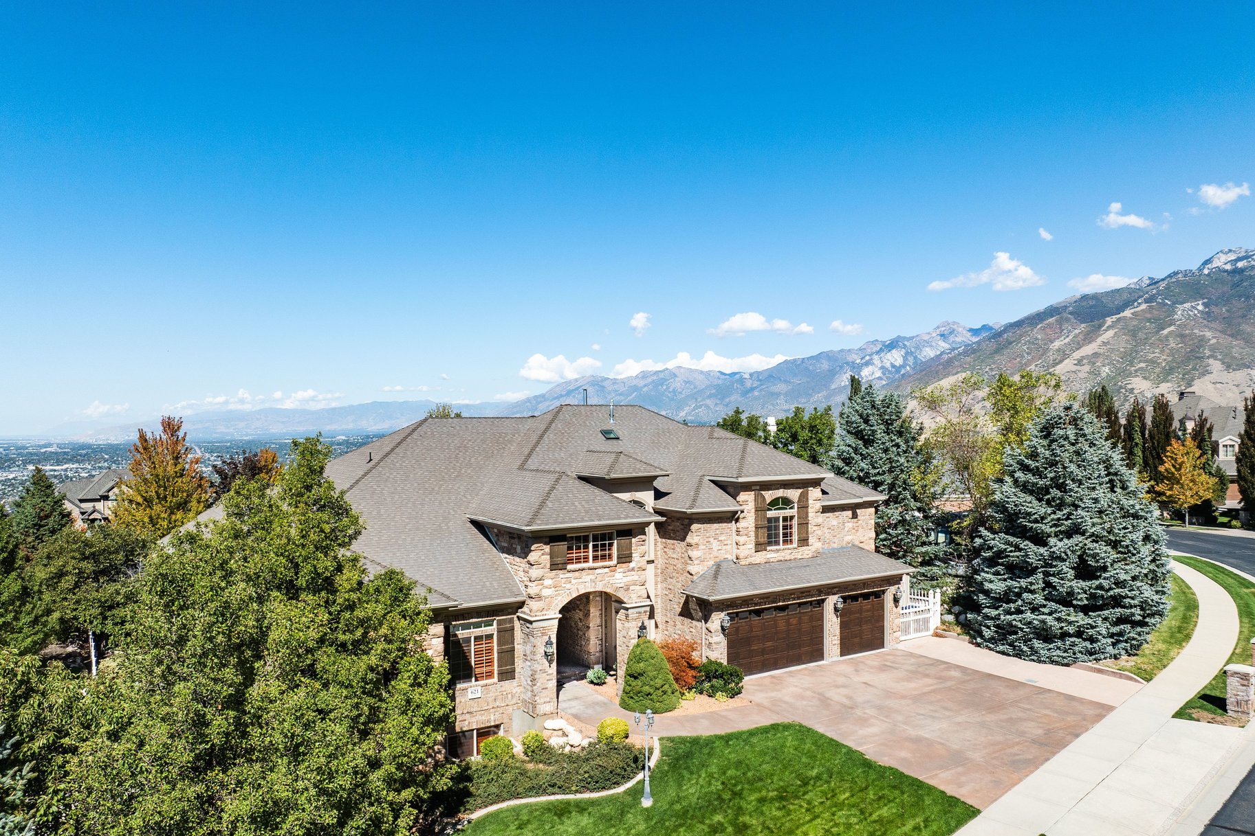  Stately Gated-Community Estate on Nearly Half an Acre: Vaulted Ceilings, Valley - 物件實景