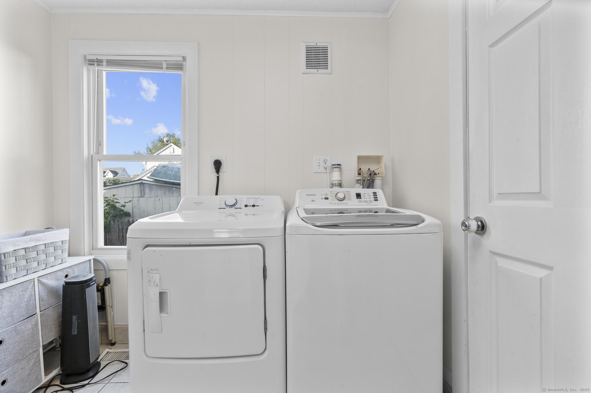Milford, Connecticut, 06460, United States, 3 Bedrooms Bedrooms, ,2 BathroomsBathrooms,Residential,For Sale,1942081
