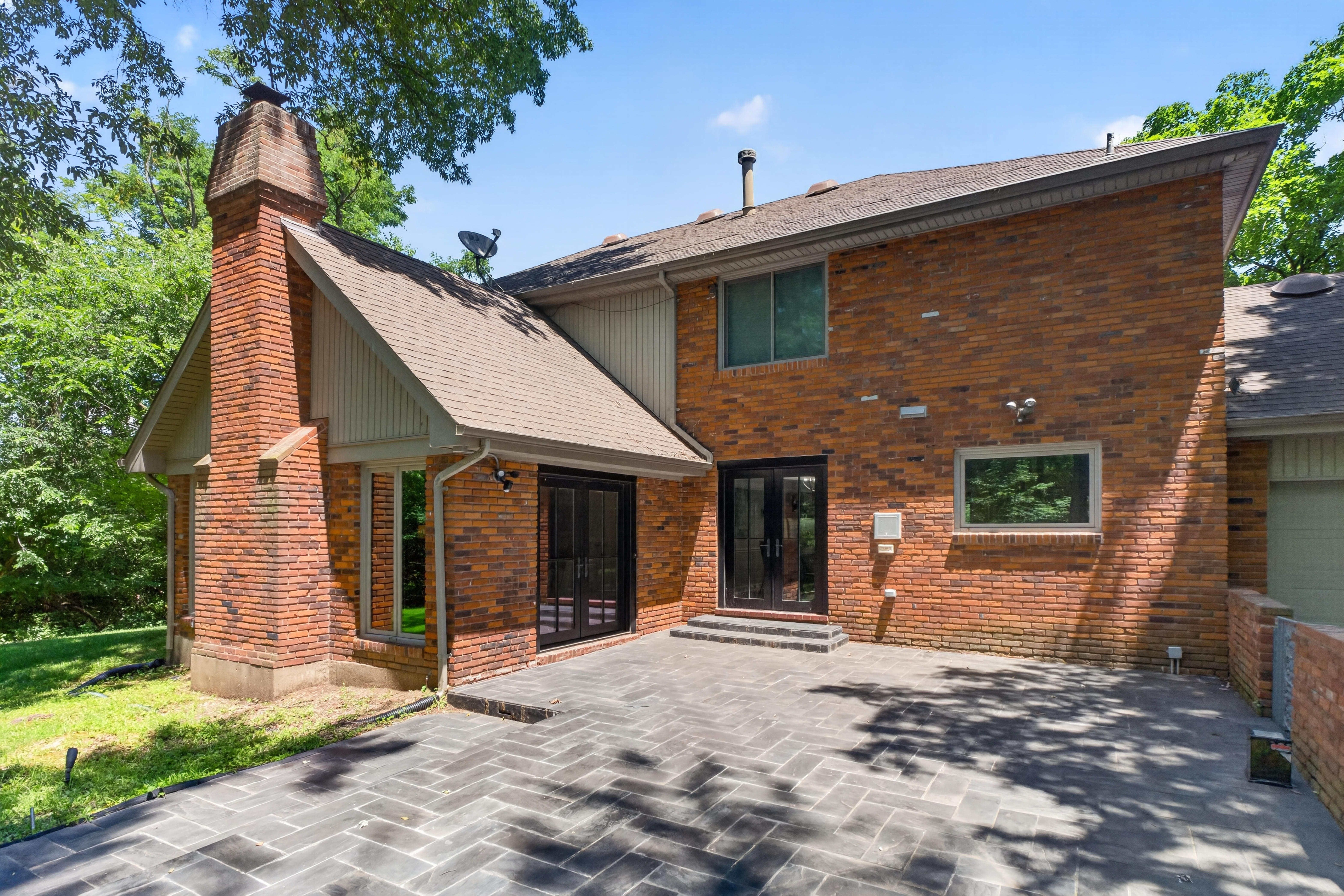  Elegant Brick Retreat on 1.5+ Acres with Modern Luxuries and Tranquil Living - 物件實景