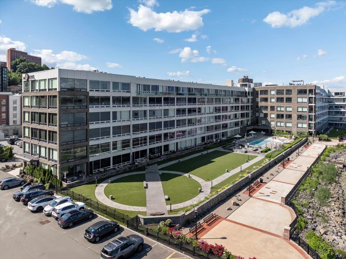 Edgewater, New Jersey, 07020, United States, 2 Bedrooms Bedrooms, ,2 BathroomsBathrooms,Residential,For Sale,1836744