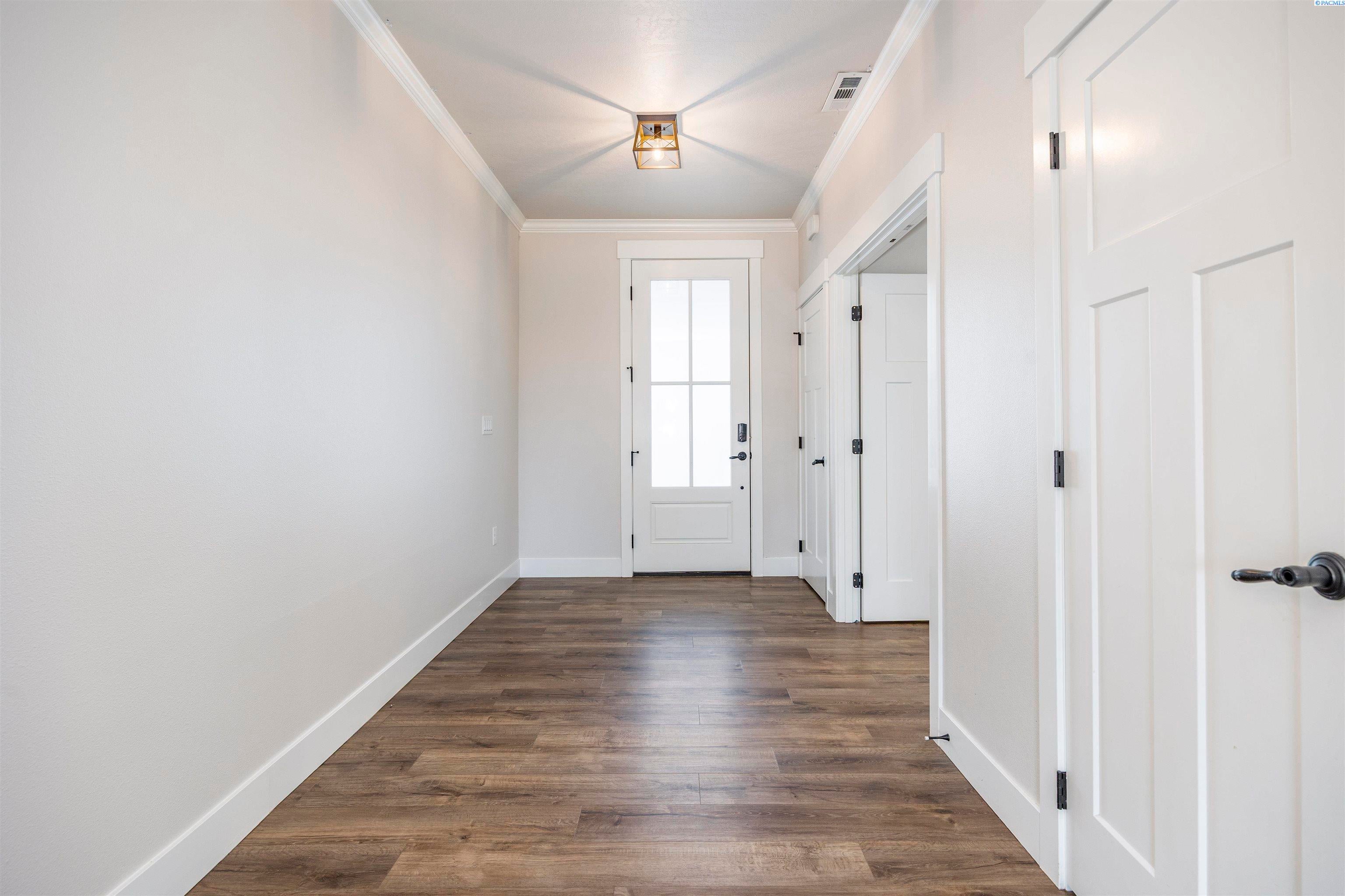 Grandview, Washington, 98930, United States, 5 Bedrooms Bedrooms, ,3 BathroomsBathrooms,Residential,For Sale,1988632