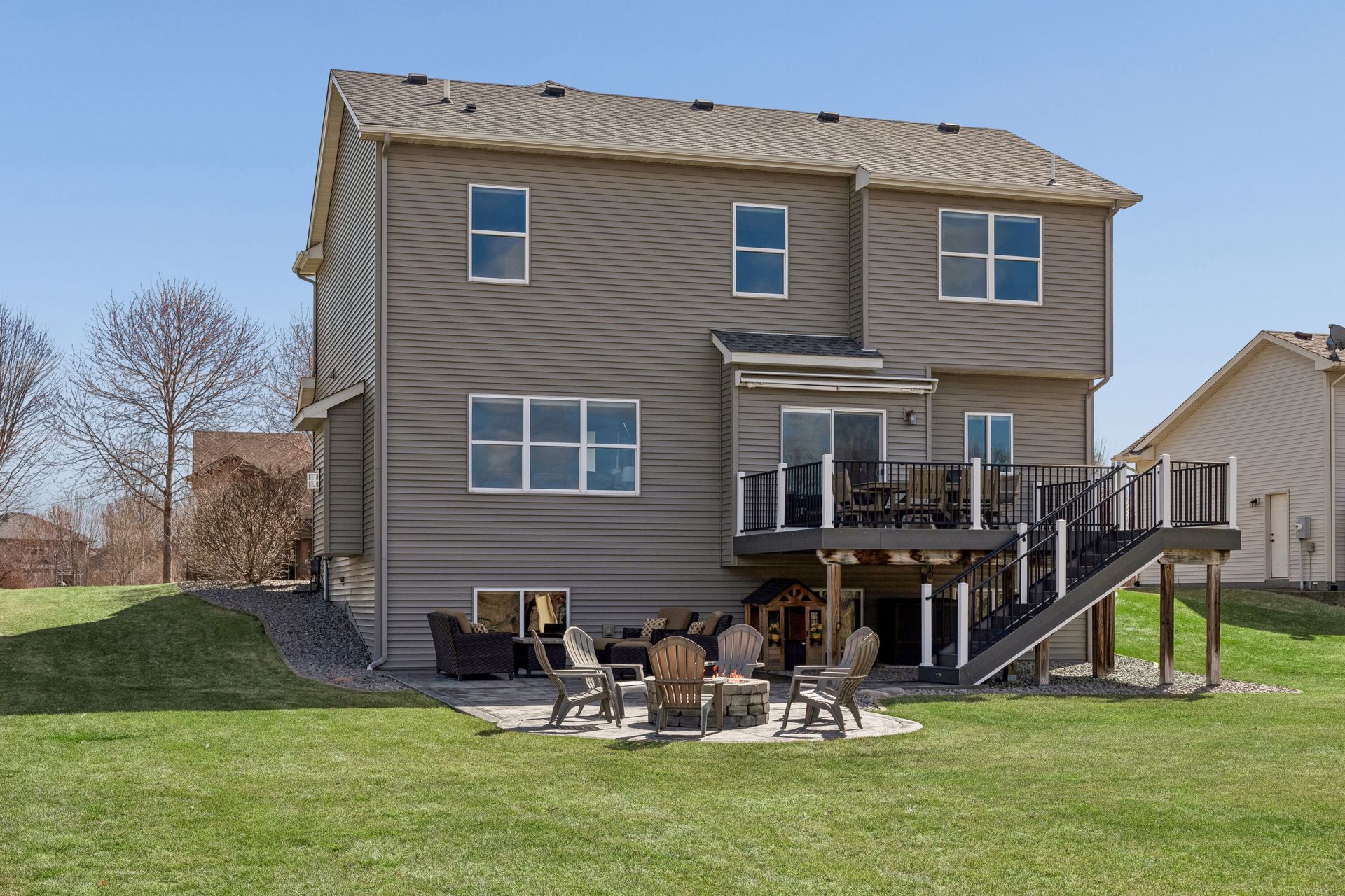  Elegant Living with Entertainer’s Lower Level - 物件實景