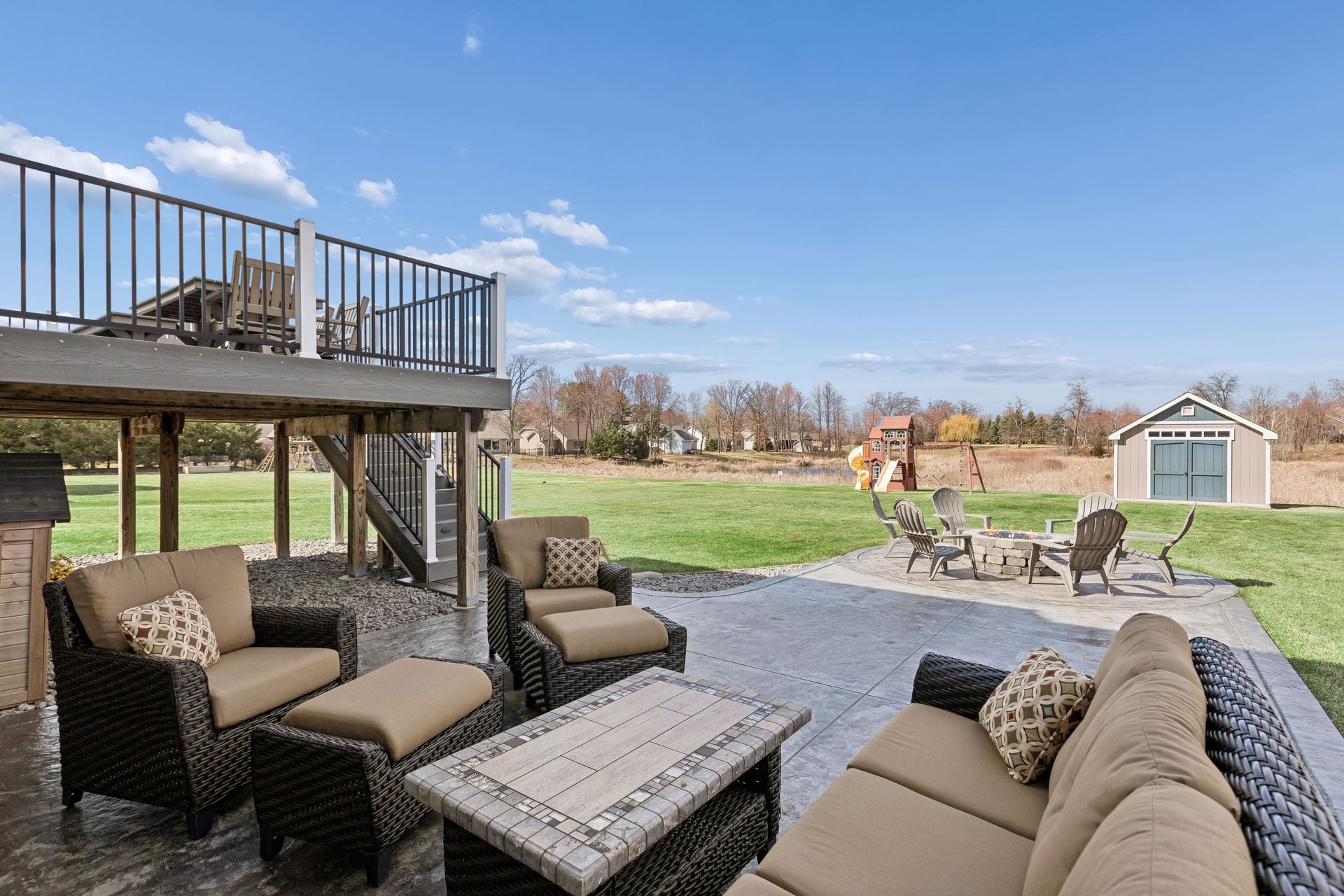  Elegant Living with Entertainer’s Lower Level - 物件實景