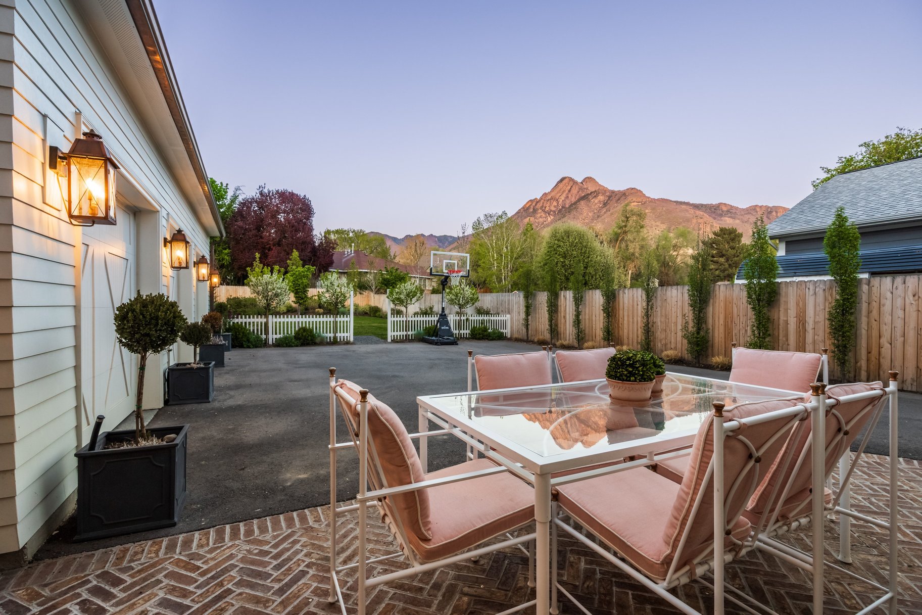  Timeless Colonial Charm Meets Refined Modern Luxury In This Storybook Retreat - 物件實景