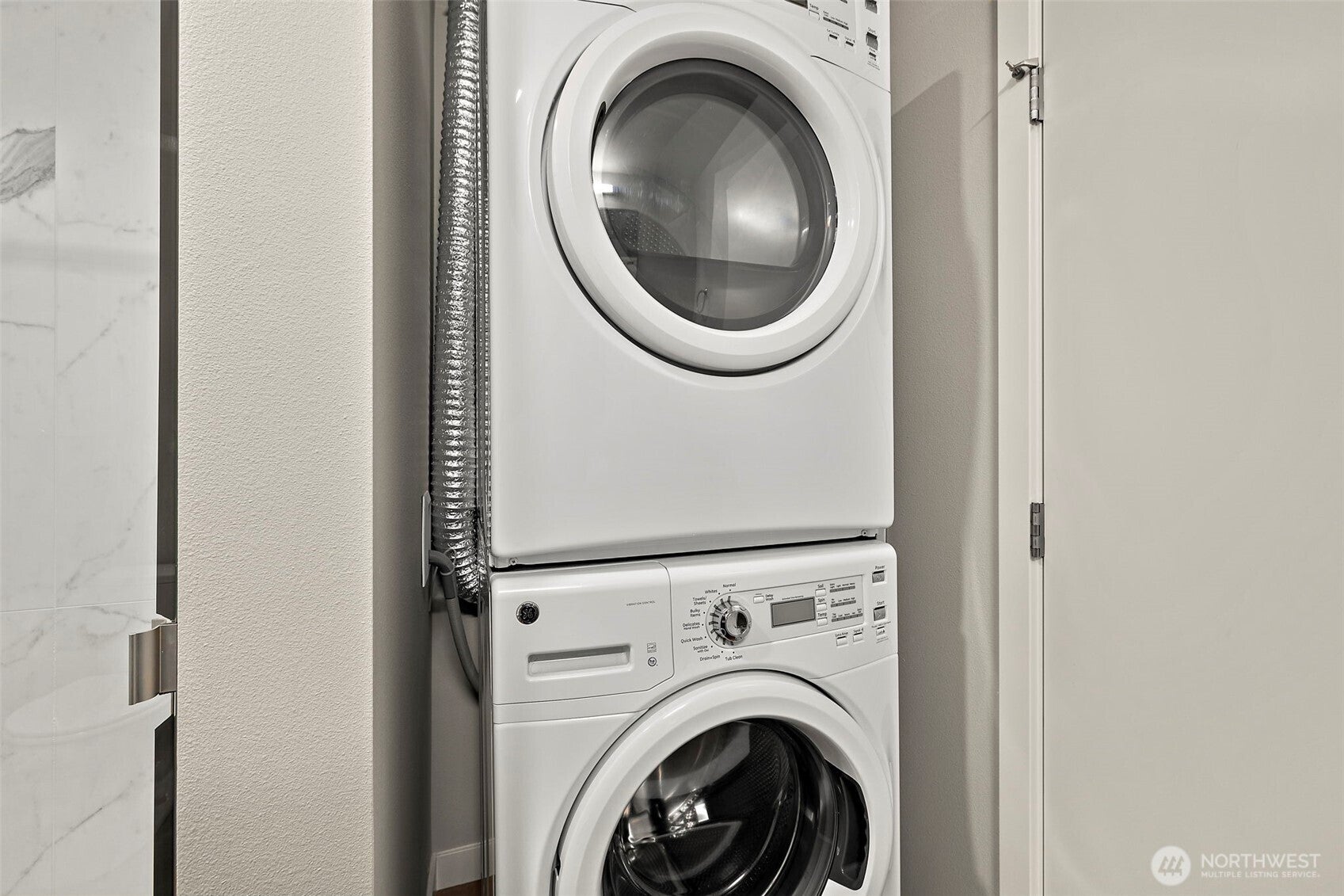 Bellevue, Washington, 98004, United States, 2 Bedrooms Bedrooms, ,1 BathroomBathrooms,Residential,For Sale,1975057