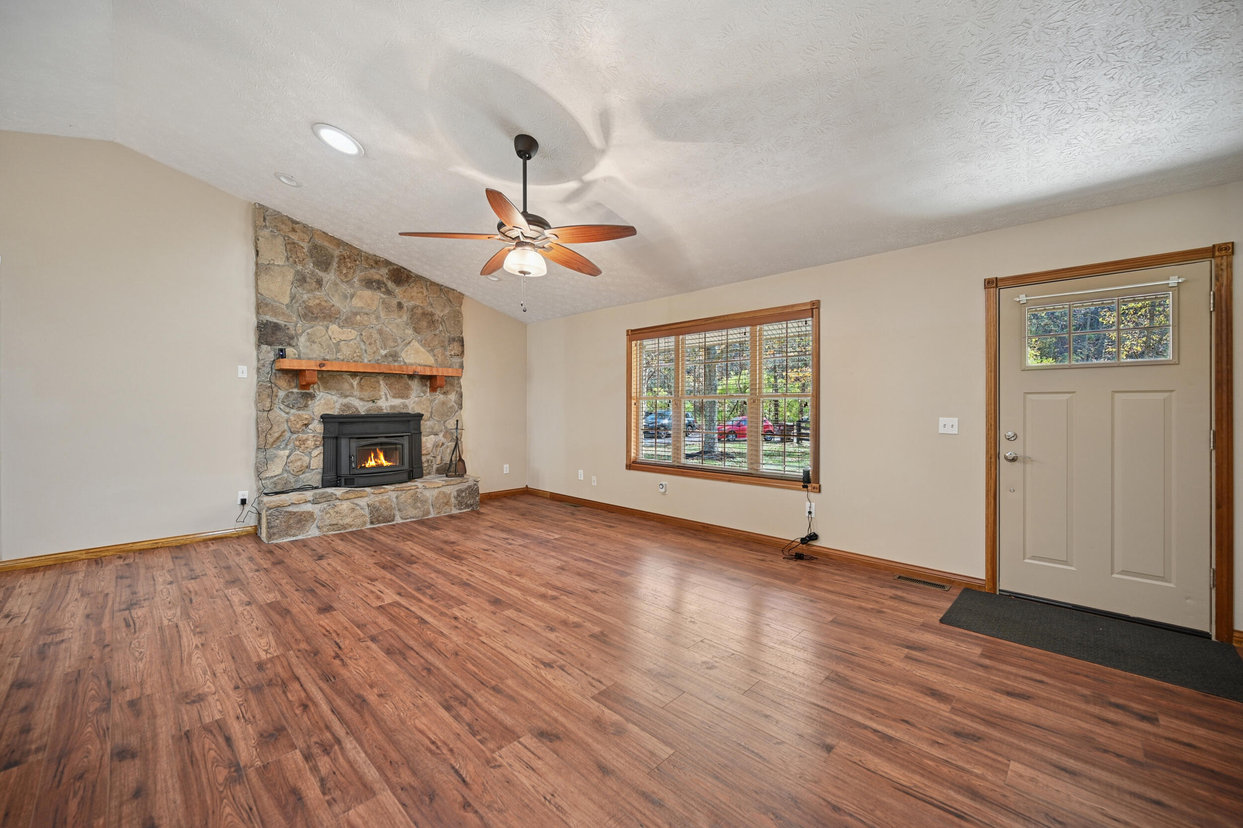 Burlington, Kentucky, 41005, United States, 3 Bedrooms Bedrooms, ,2 BathroomsBathrooms,Residential,For Sale,1989647