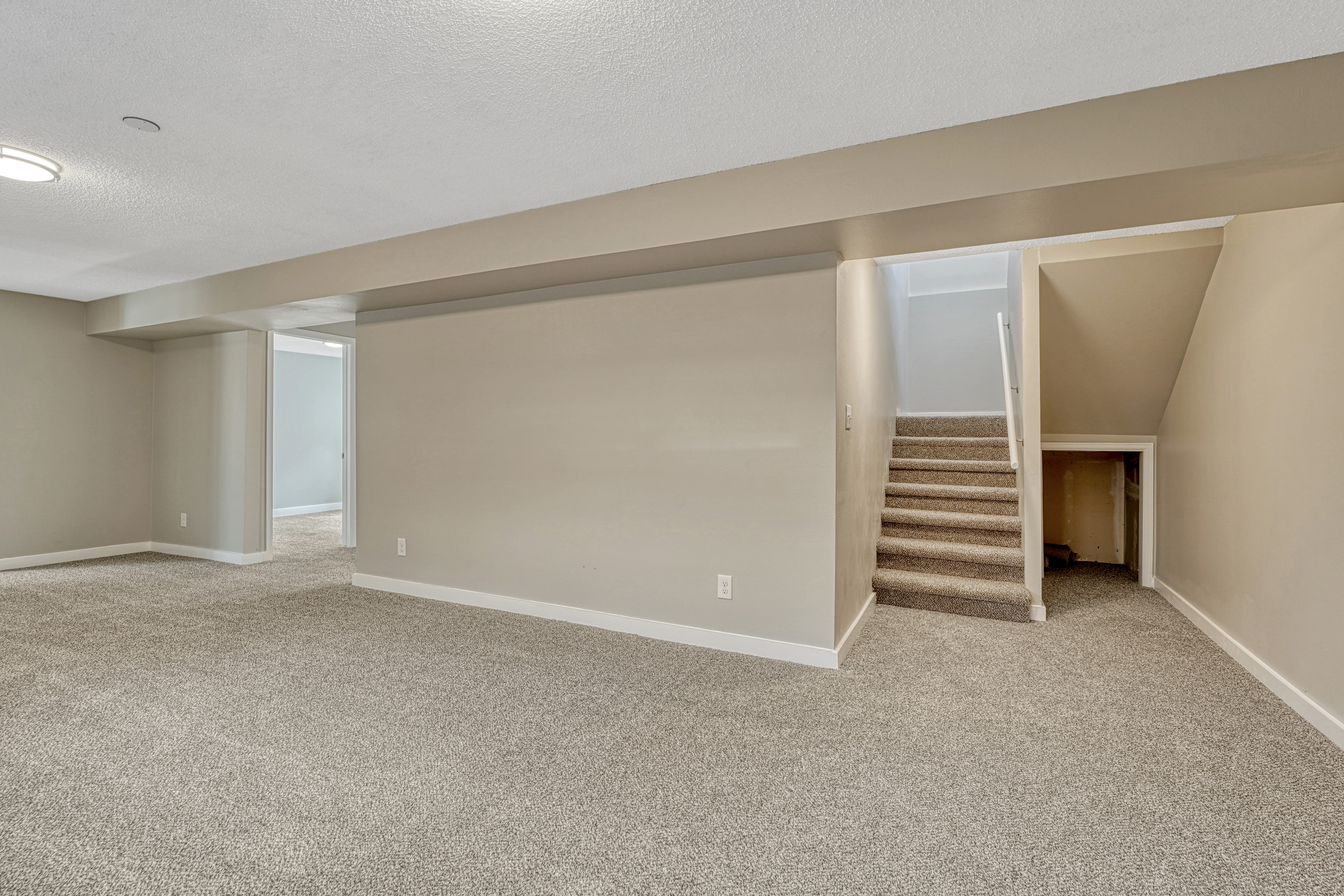  Welcome to This Beautifully Updated Home in Calvert Heights - 物件實景