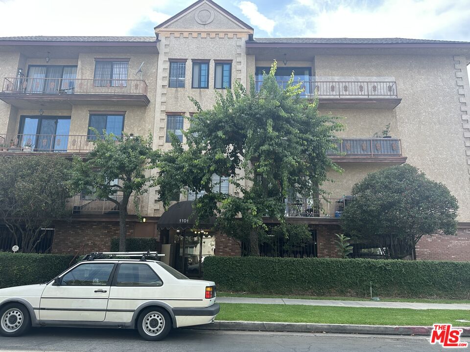 Los Angeles, California, 90035, United States, 2 Bedrooms Bedrooms, ,2 BathroomsBathrooms,Residential,For Sale,1911870
