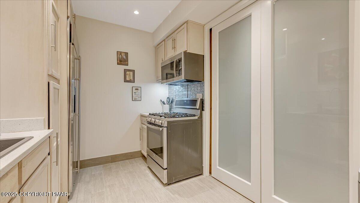 East Stroudsburg, Pennsylvania, 18302, United States, 5 Bedrooms Bedrooms, ,4 BathroomsBathrooms,Residential,For Sale,1980579