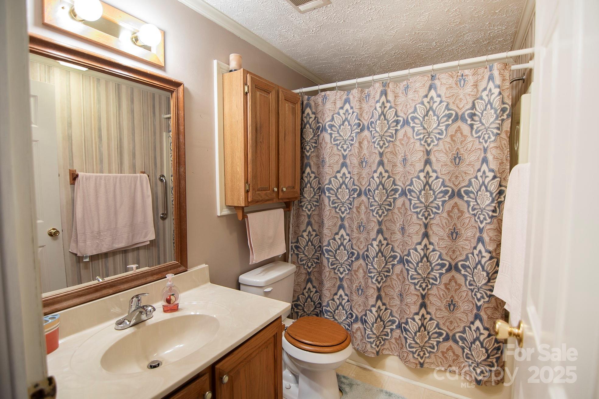 Hendersonville, North Carolina, 28792, United States, 3 Bedrooms Bedrooms, ,3 BathroomsBathrooms,Residential,For Sale,1976526