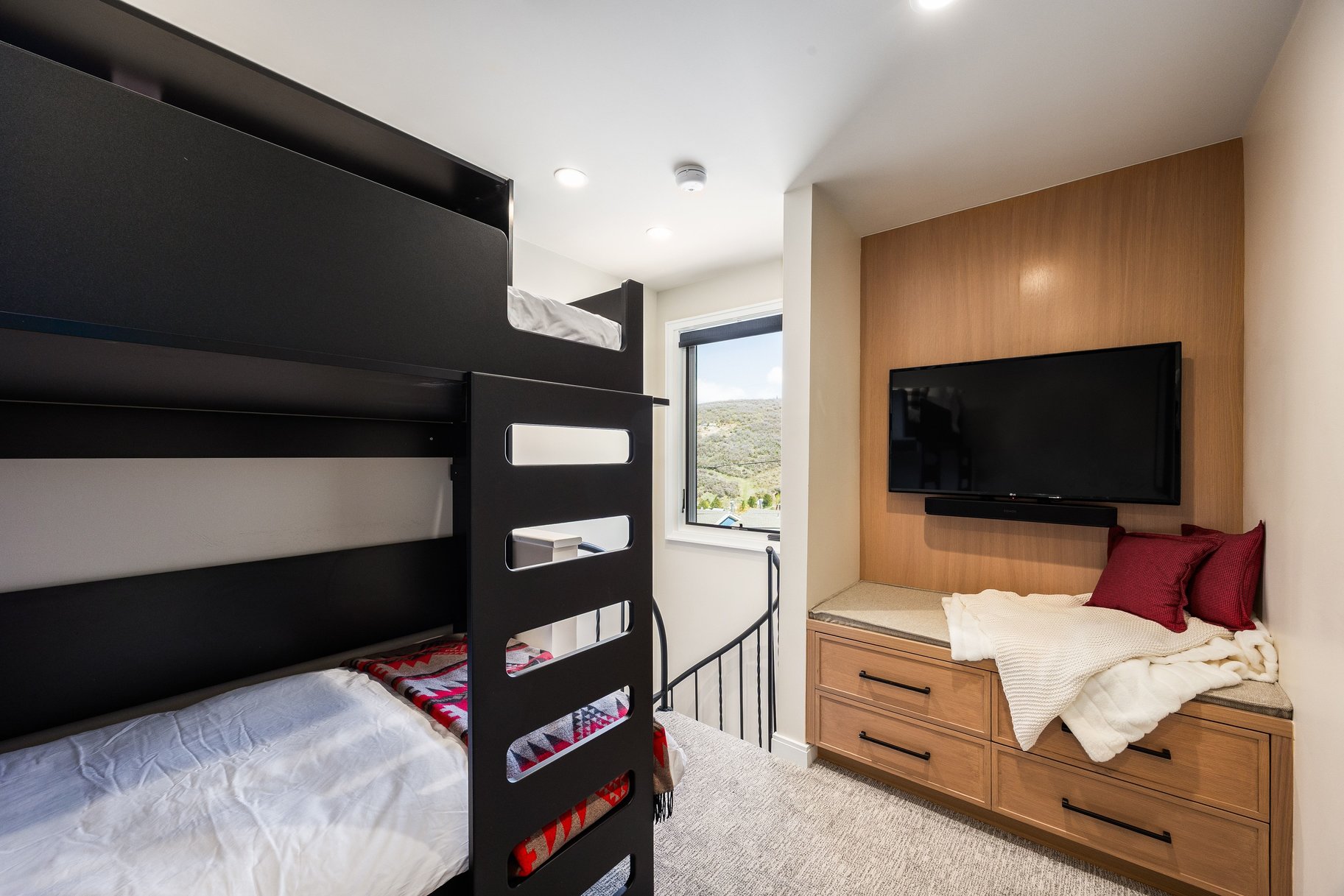  Fully Reimagined Ski-In/Ski-Out Condo — Smart Home Features - 物件實景