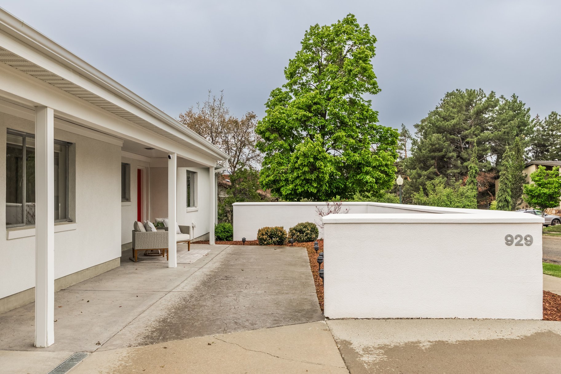  Elegant Contemporary Rambler in Sought After Neighborhood - 物件實景