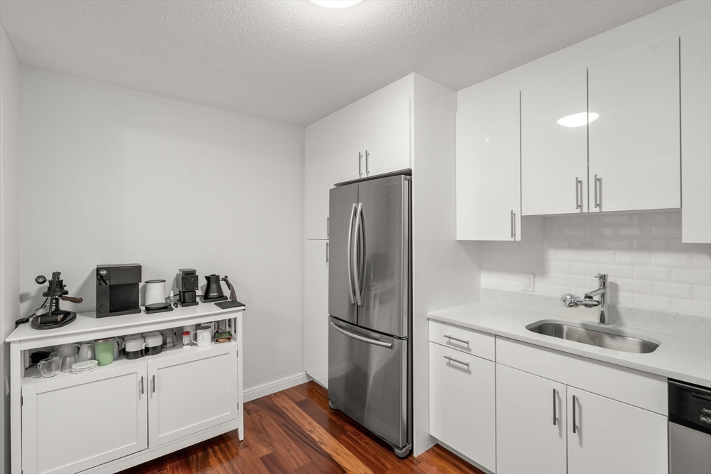 Newton, Massachusetts, 02467, United States, 2 Bedrooms Bedrooms, ,2 BathroomsBathrooms,Residential,For Sale,1901534