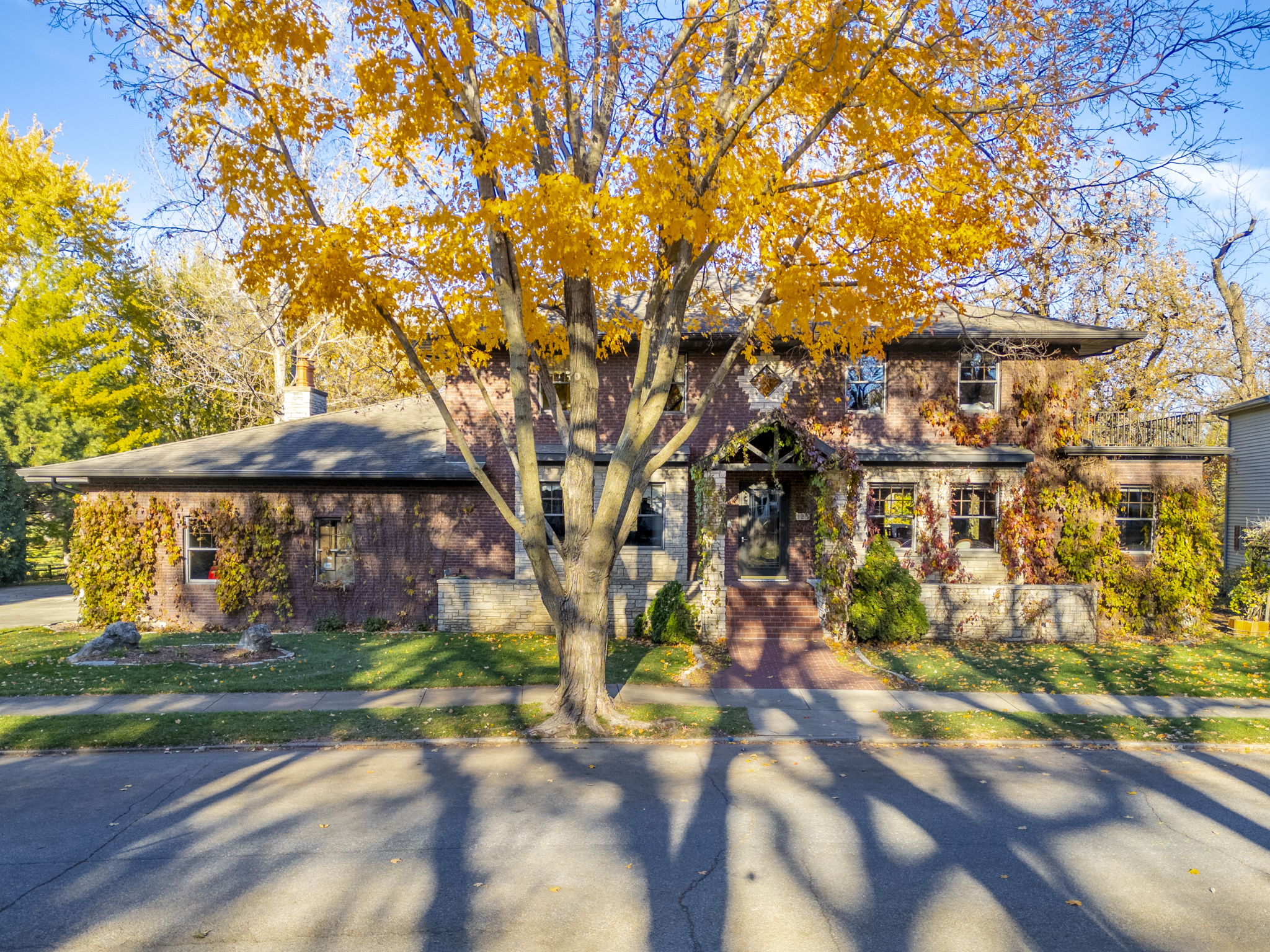 Mason City, Iowa, 50401, United States, 5 Bedrooms Bedrooms, ,3 BathroomsBathrooms,Residential,For Sale,1974101