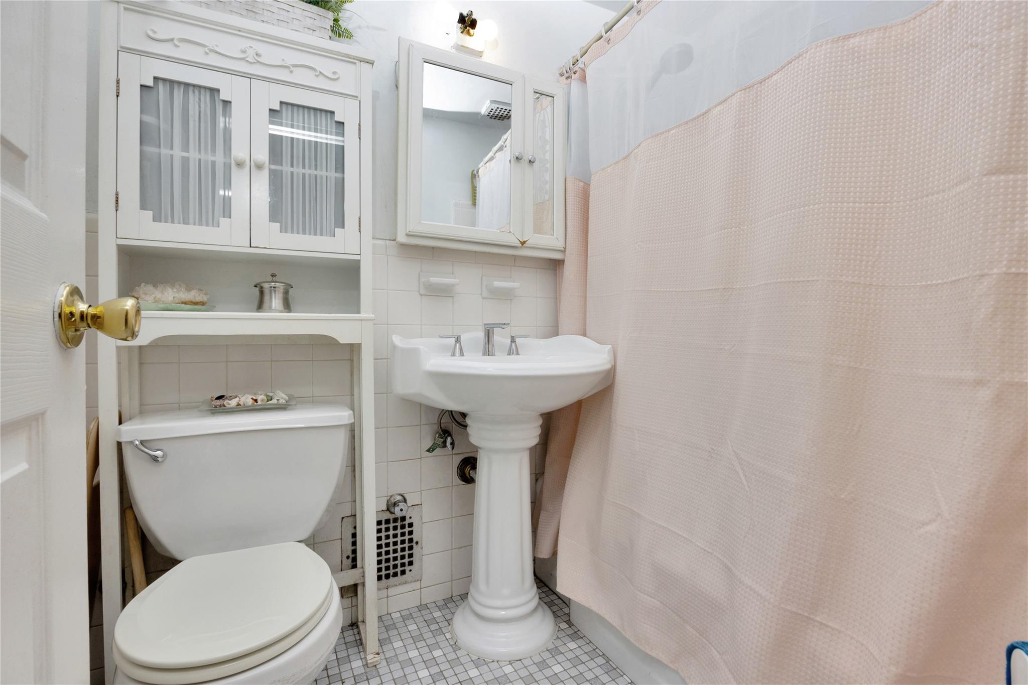 Rego Park, New York, 11374, United States, 3 Bedrooms Bedrooms, ,2 BathroomsBathrooms,Residential,For Sale,1846571