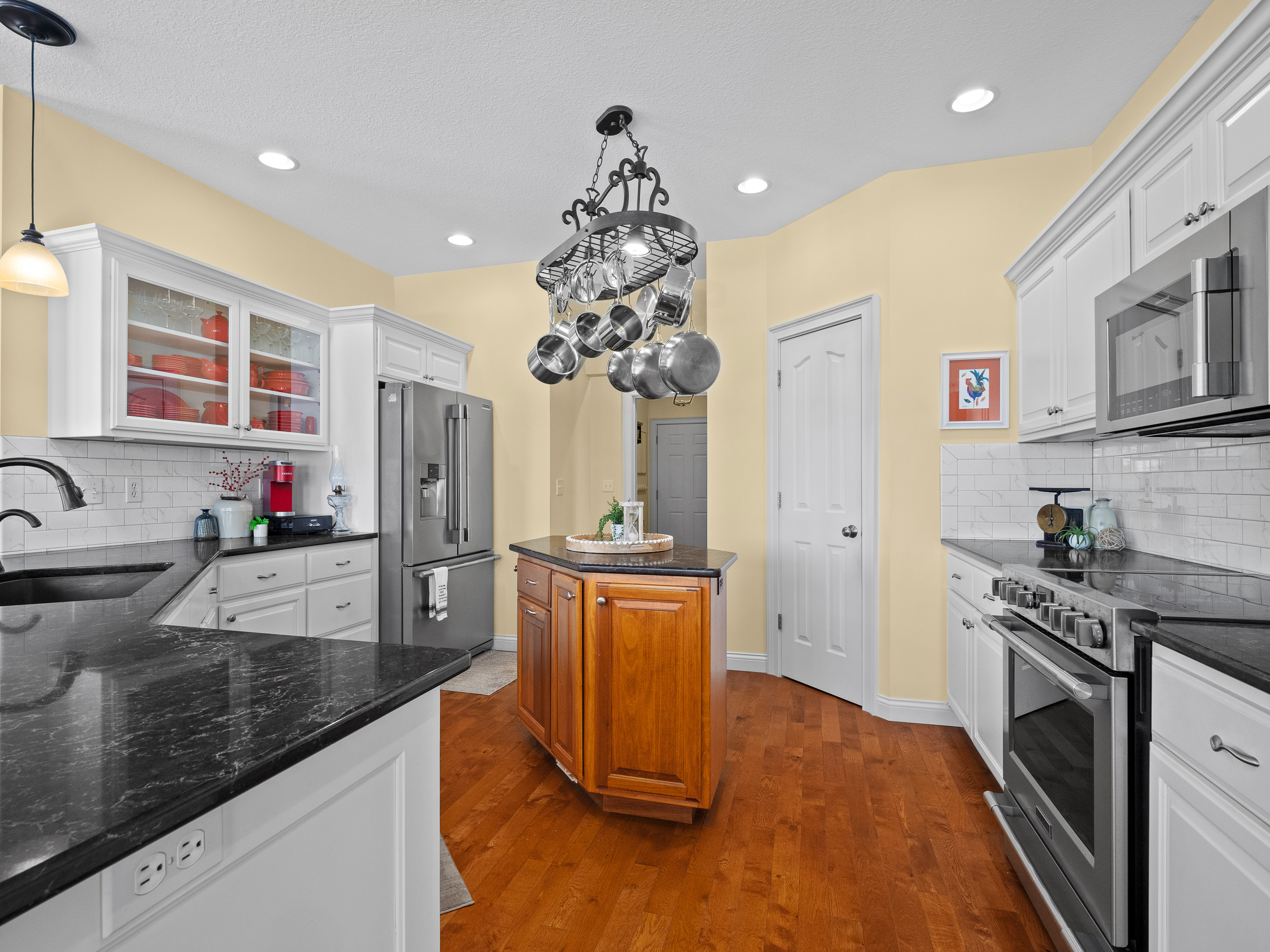  Stunning Updated Ranch with Finished Walk-Out Lower Level - 物件實景