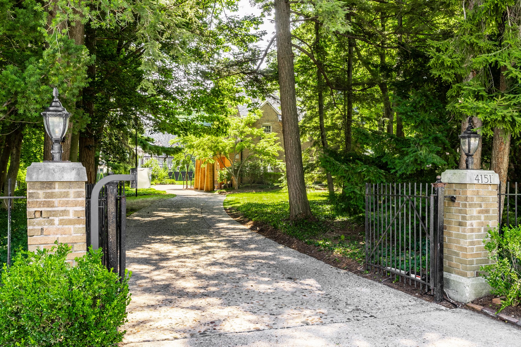  Gated English Tudor Home on One of the Most Desirable Blocks in Meridian Kessler - 物件實景