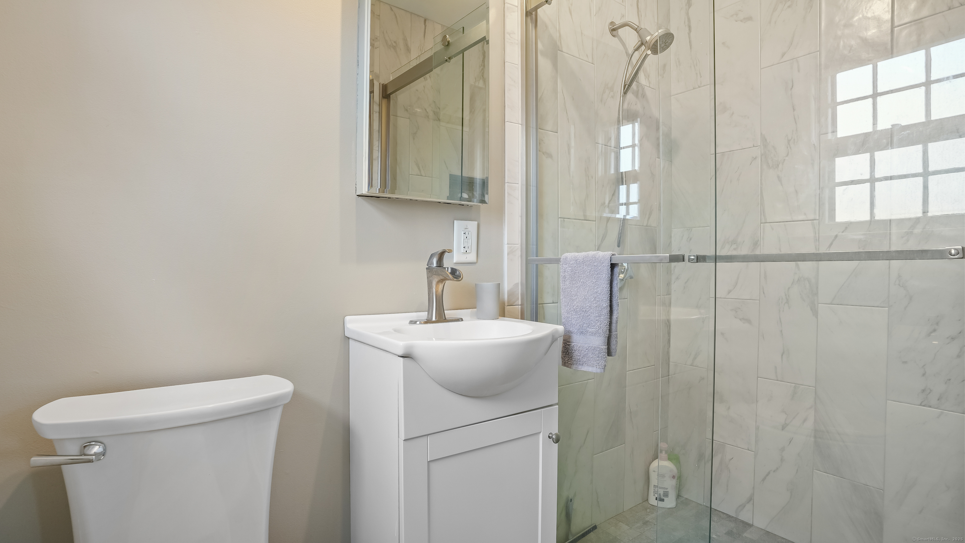 New Milford, Connecticut, 06776, United States, 3 Bedrooms Bedrooms, ,3 BathroomsBathrooms,Residential,For Sale,1924993