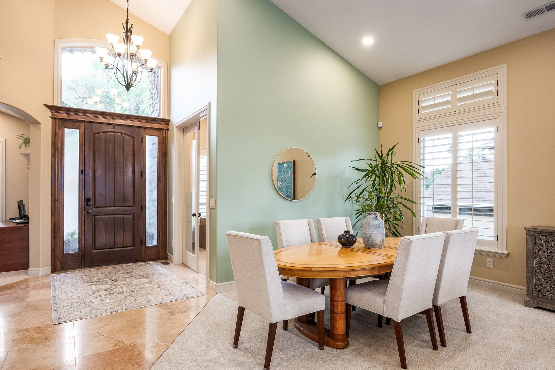  Beautifully Designed Home with a Main-Level Primary & Inviting Outdoor Spaces - 物件實景