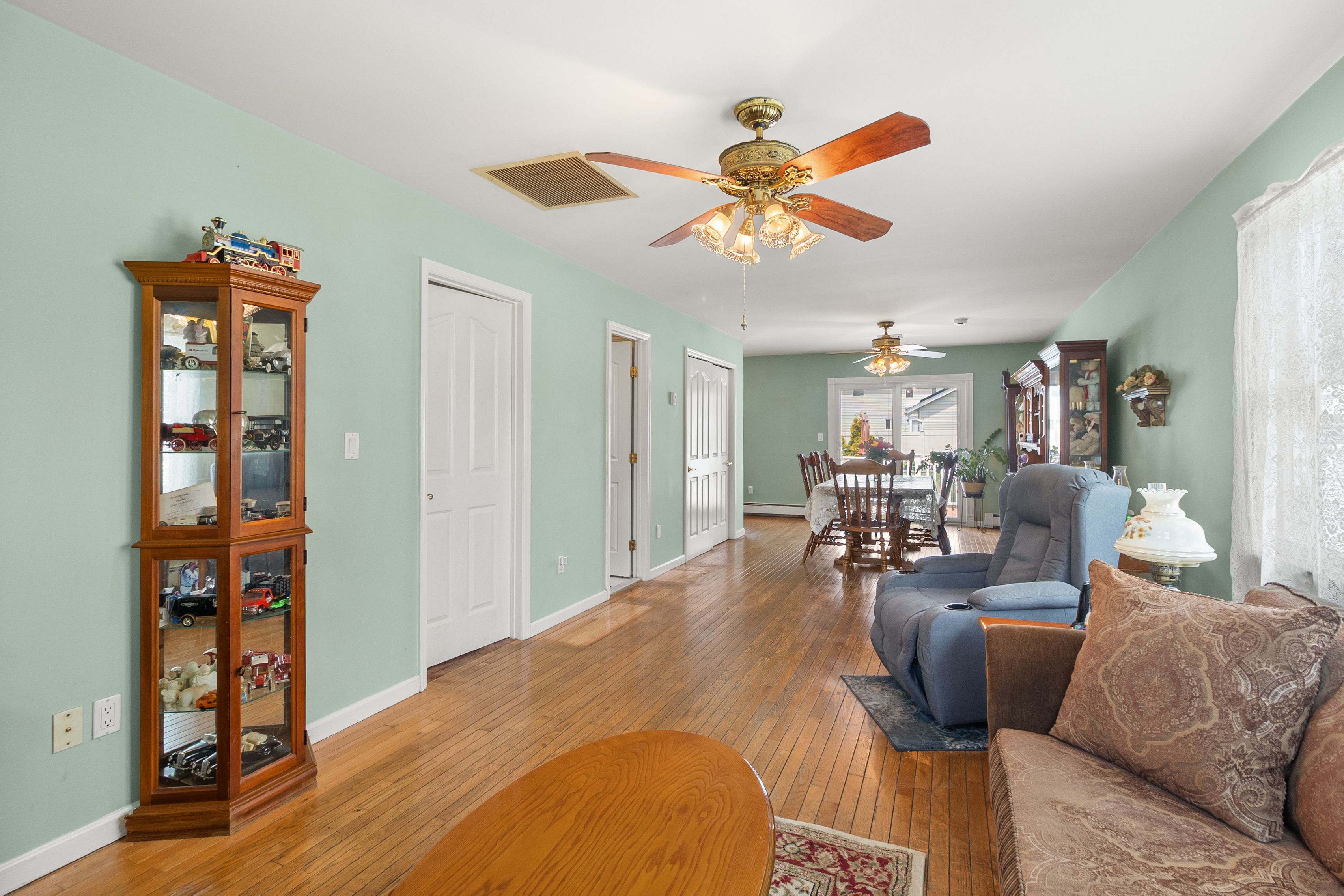  63 E Madison Street, East Islip, NY, 11730 - 物件實景
