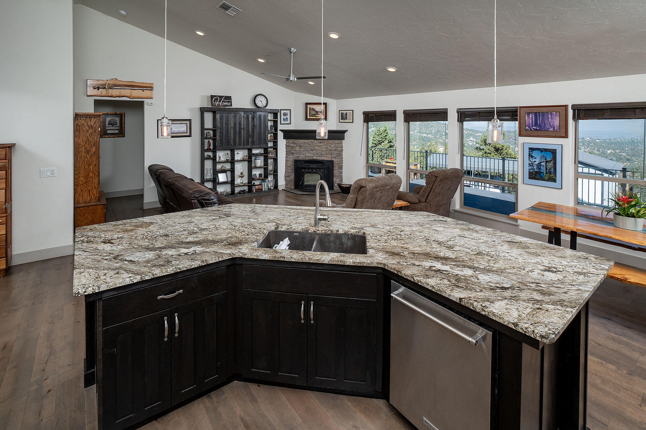 Prineville, Oregon, 97754, United States, 3 Bedrooms Bedrooms, ,2 BathroomsBathrooms,Residential,For Sale,1903608