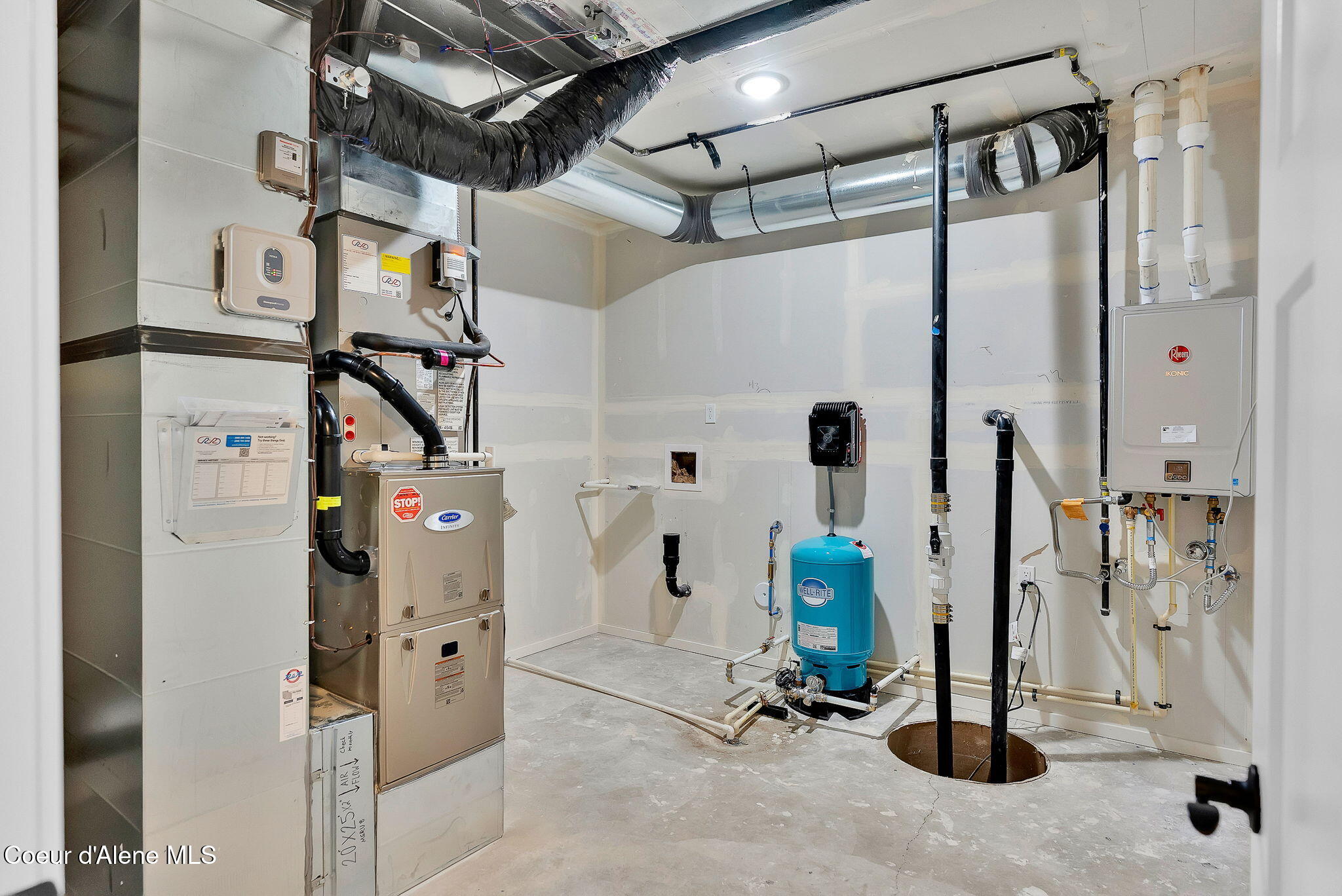 Rathdrum, Idaho, 83858, United States, 6 Bedrooms Bedrooms, ,1 BathroomBathrooms,Residential,For Sale,1989161