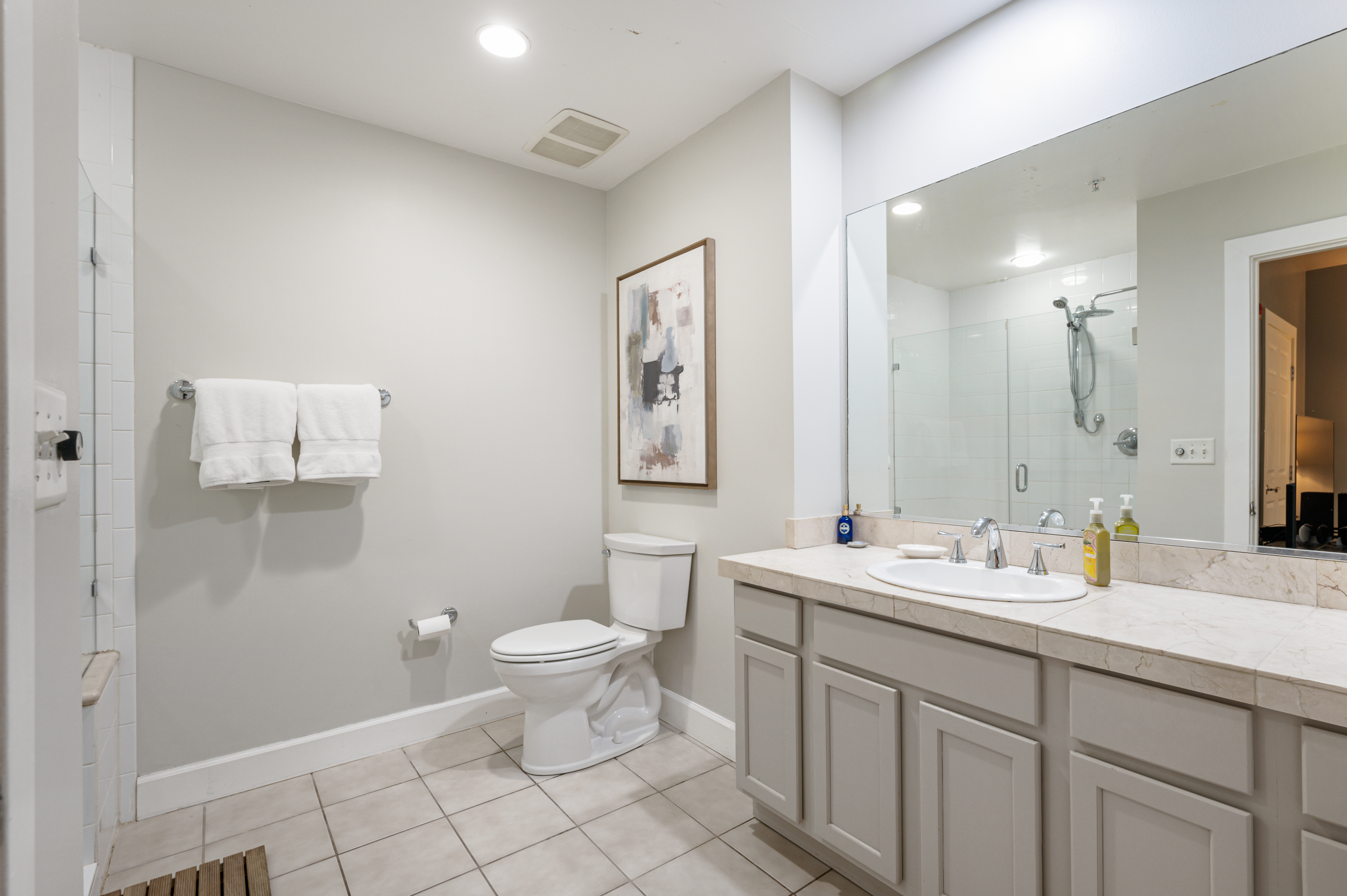  Spacious 1-Bedroom Main Floor Condo in a Prime Location - 物件實景