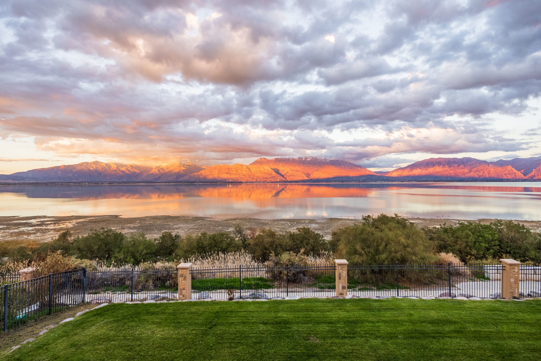 Modern Lakefront Retreat with Breathtaking Lake and Mountain Views - 物件實景