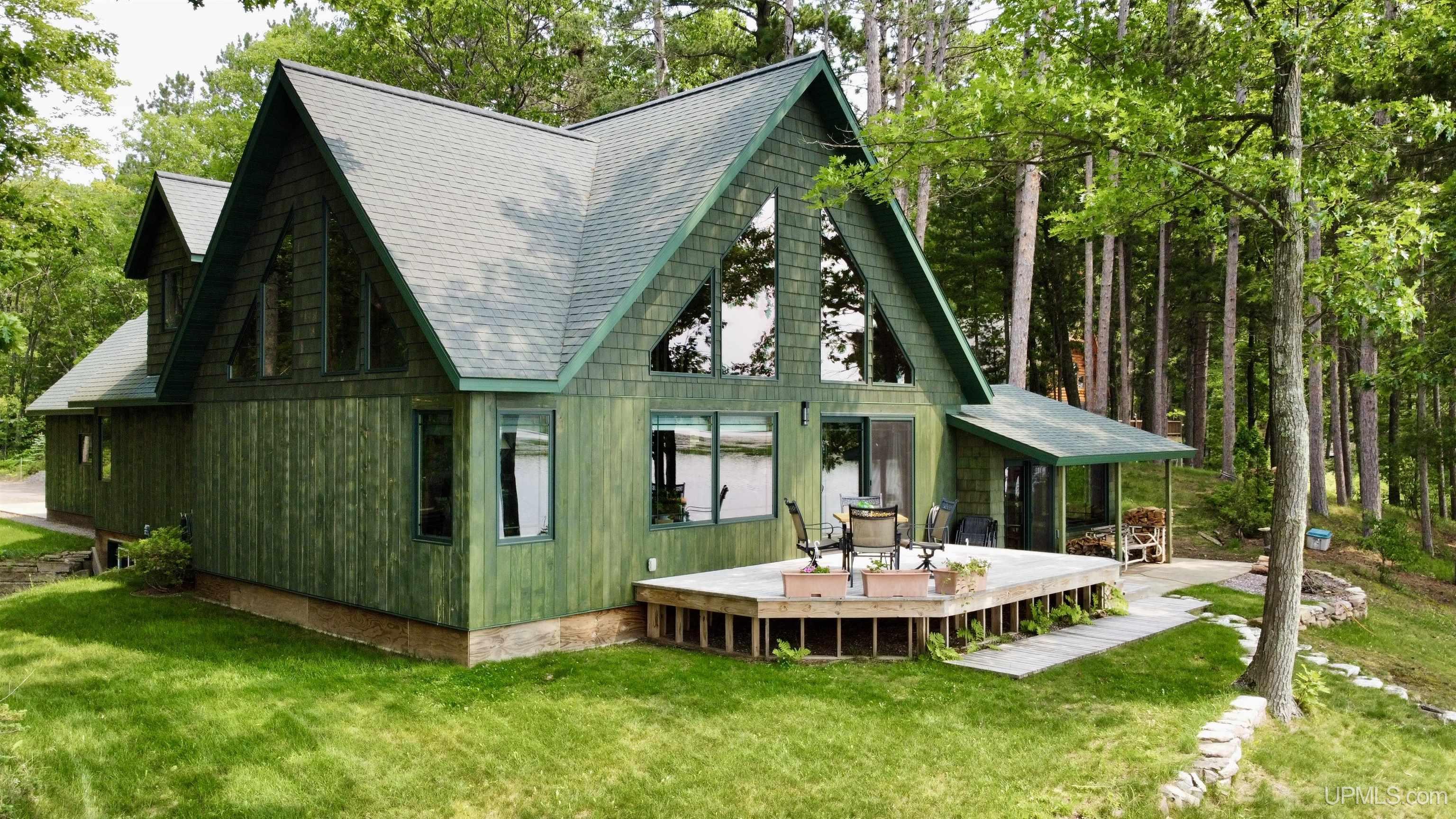 Marquette, Michigan, 49855, United States, 2 Bedrooms Bedrooms, ,4 BathroomsBathrooms,Residential,For Sale,1892873