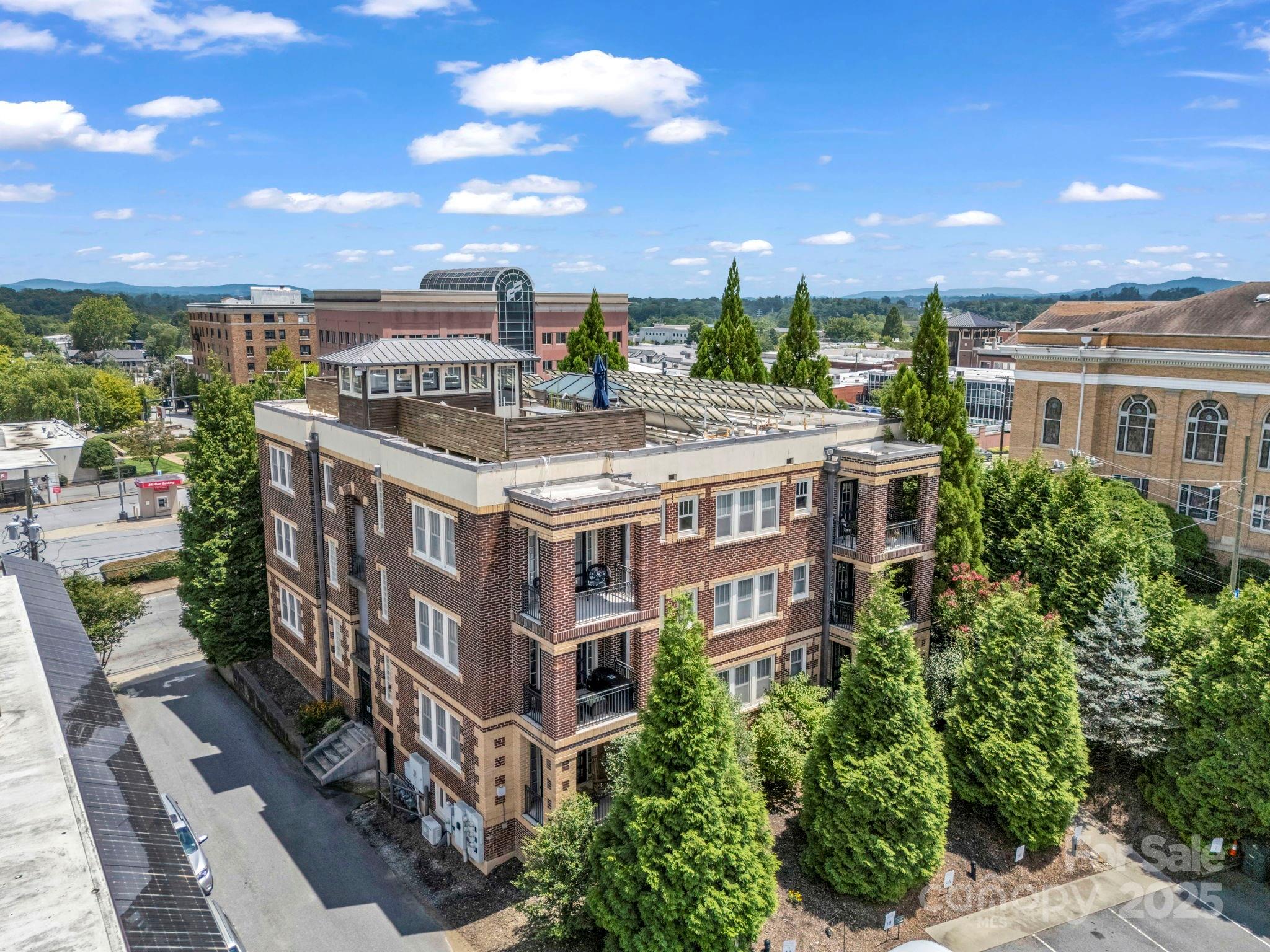 Hendersonville, North Carolina, 28739, United States, 2 Bedrooms Bedrooms, ,2 BathroomsBathrooms,Residential,For Sale,1980829