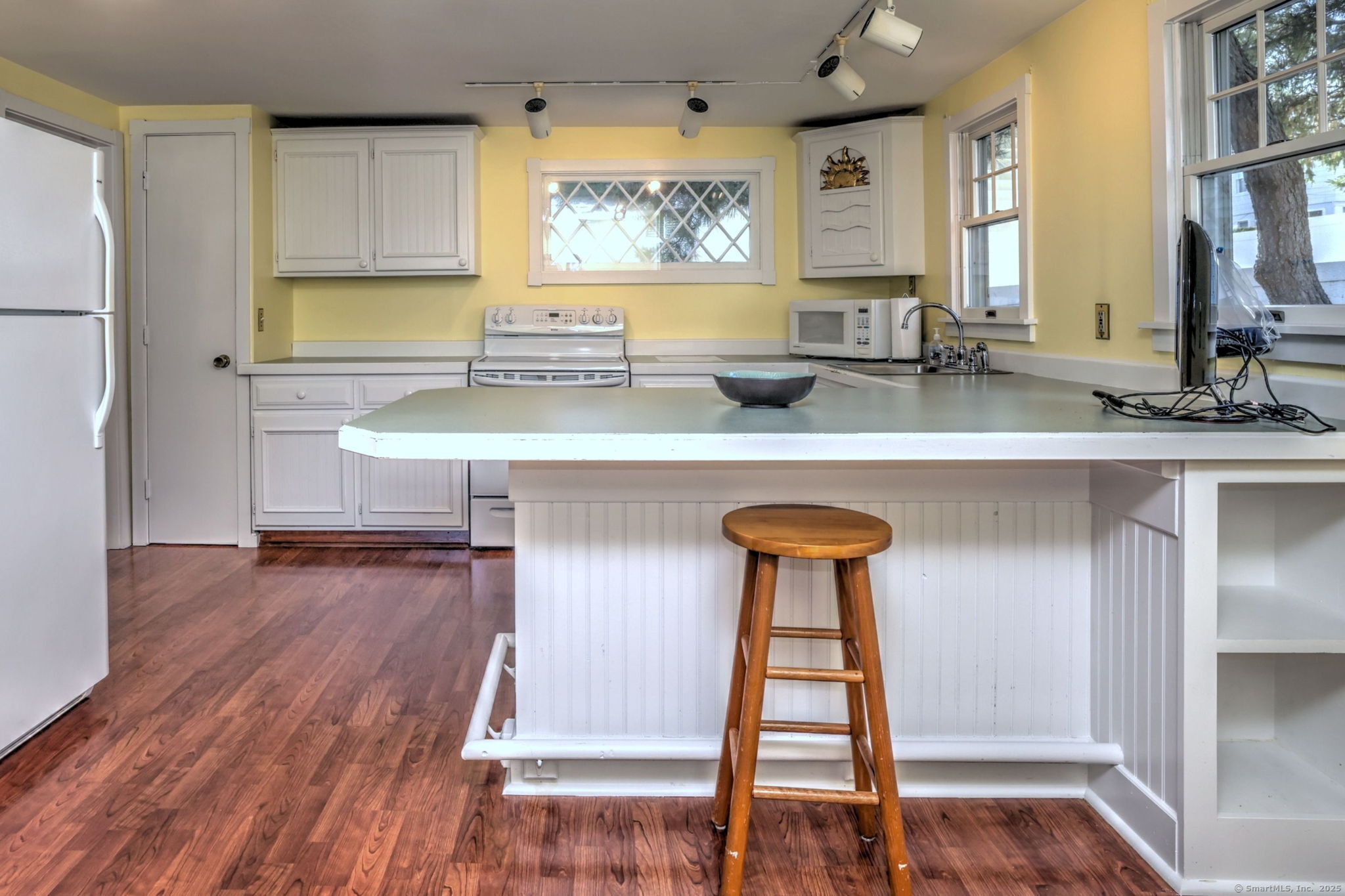 Milford, Connecticut, 06460, United States, 2 Bedrooms Bedrooms, ,2 BathroomsBathrooms,Residential,For Sale,1987873