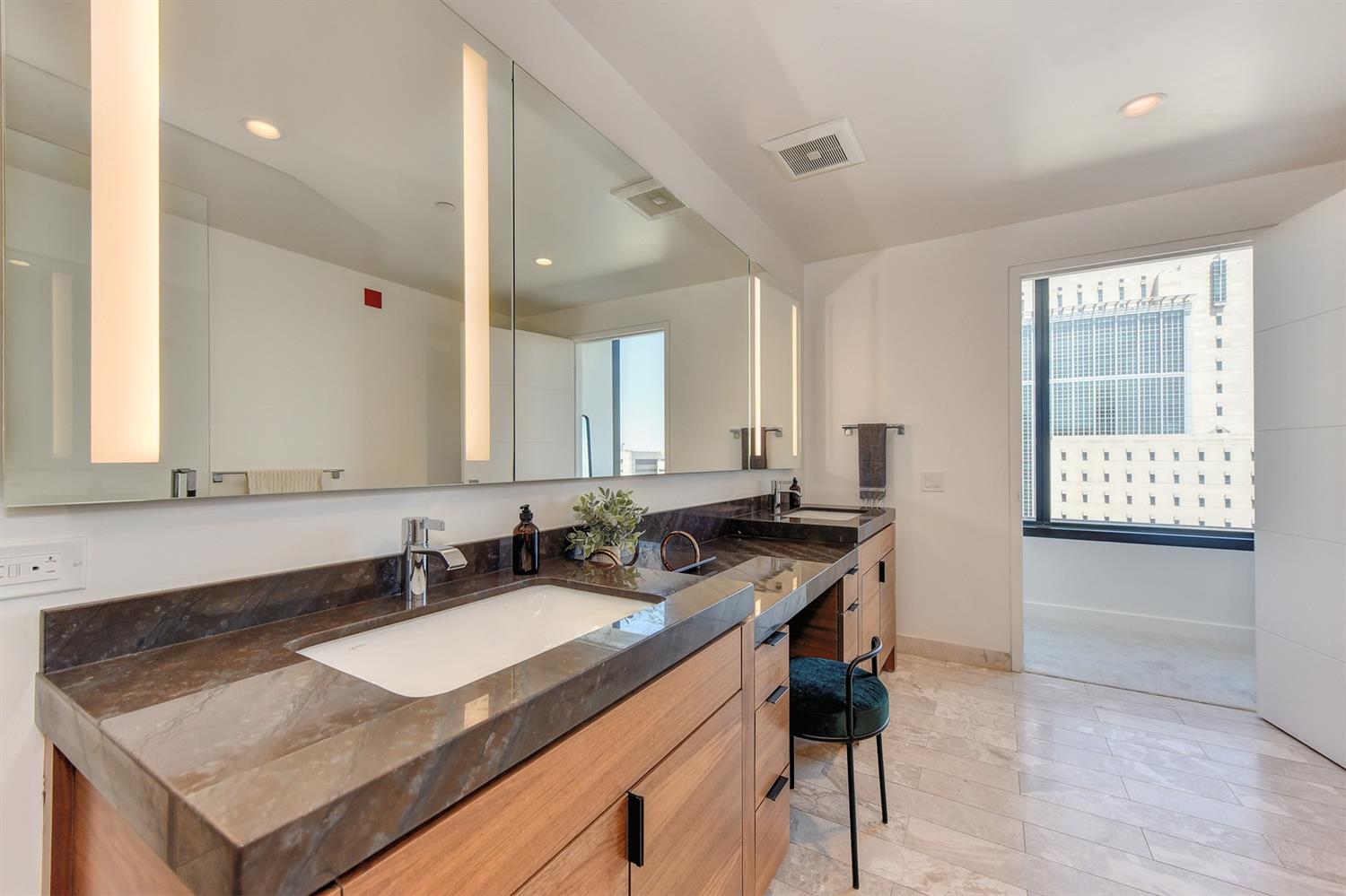 Sacramento, California, 95814, United States, 2 Bedrooms Bedrooms, ,3 BathroomsBathrooms,Residential,For Sale,1905892