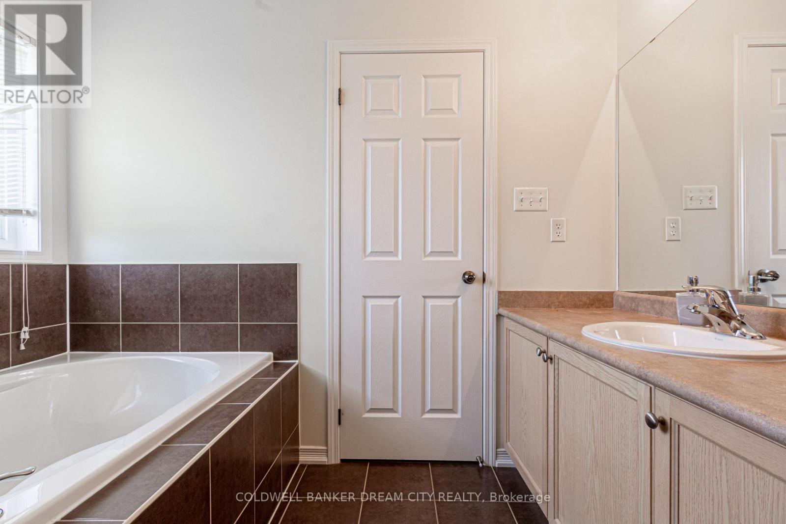 BRANTFORD, Ontario, N3T 0E6, CA, 3 Bedrooms Bedrooms, ,2 BathroomsBathrooms,Residential,For Sale,1903320
