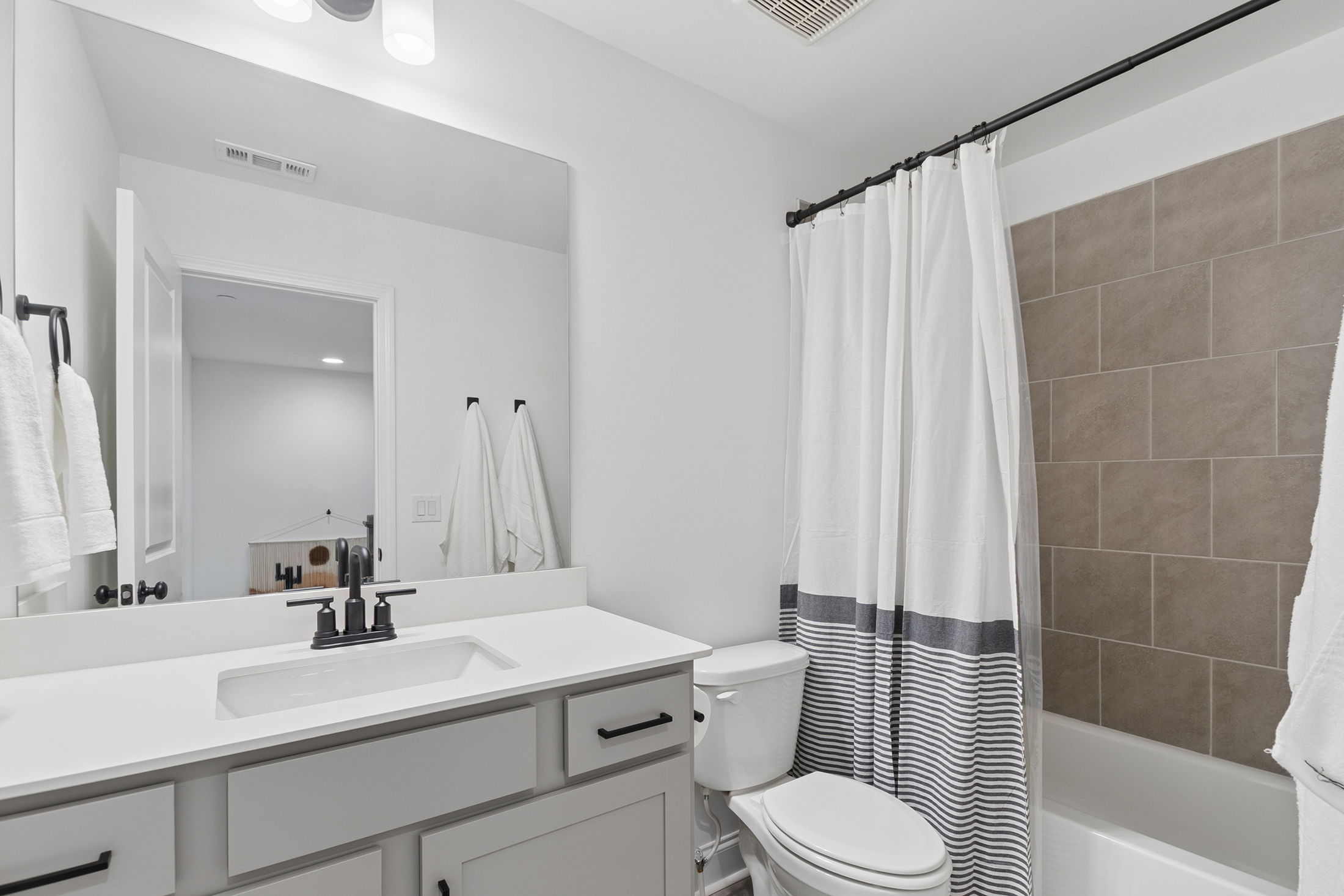  End-Unit, Craftsman Townhome with Custom Upgrades - 物件實景