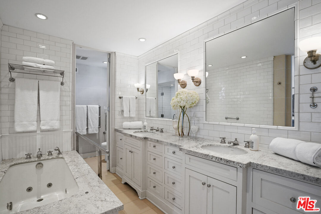 West Hollywood, California, 90069, United States, 2 Bedrooms Bedrooms, ,2 BathroomsBathrooms,Residential,For Sale,1910905