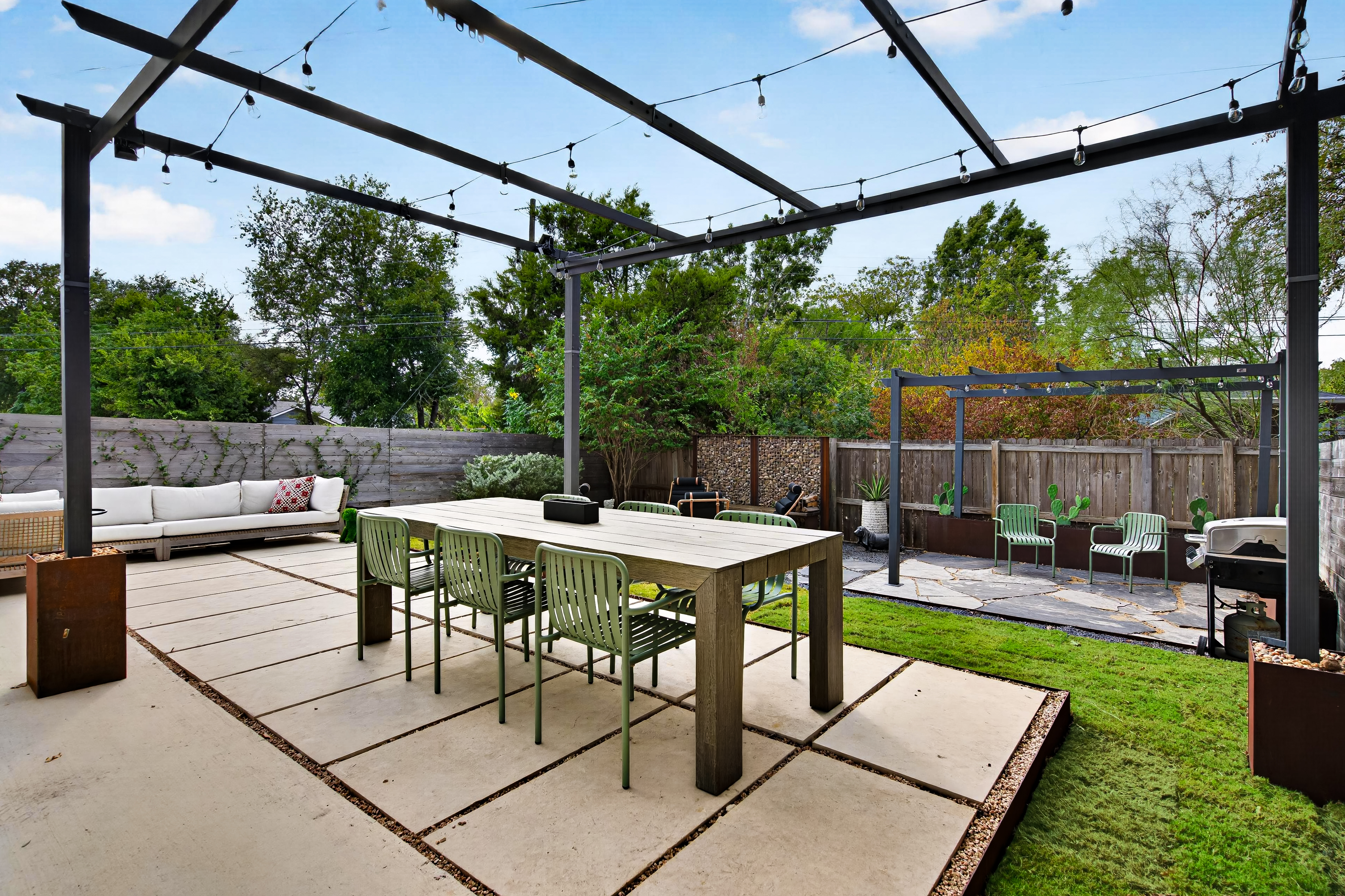  Modern Home with an Entertainer’s Backyard - 物件實景