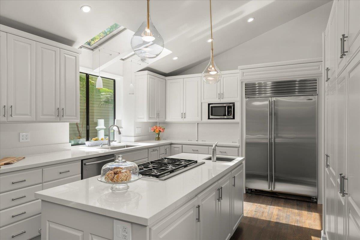 Los Altos Hills, California, 94022, United States, 5 Bedrooms Bedrooms, ,5 BathroomsBathrooms,Residential,For Sale,1907317